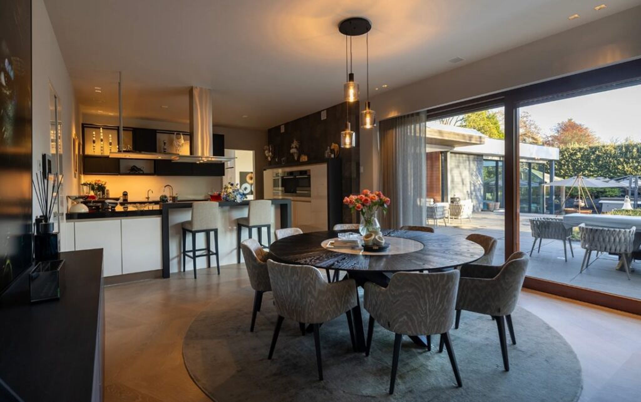 De eetruimte en woonkeuken.