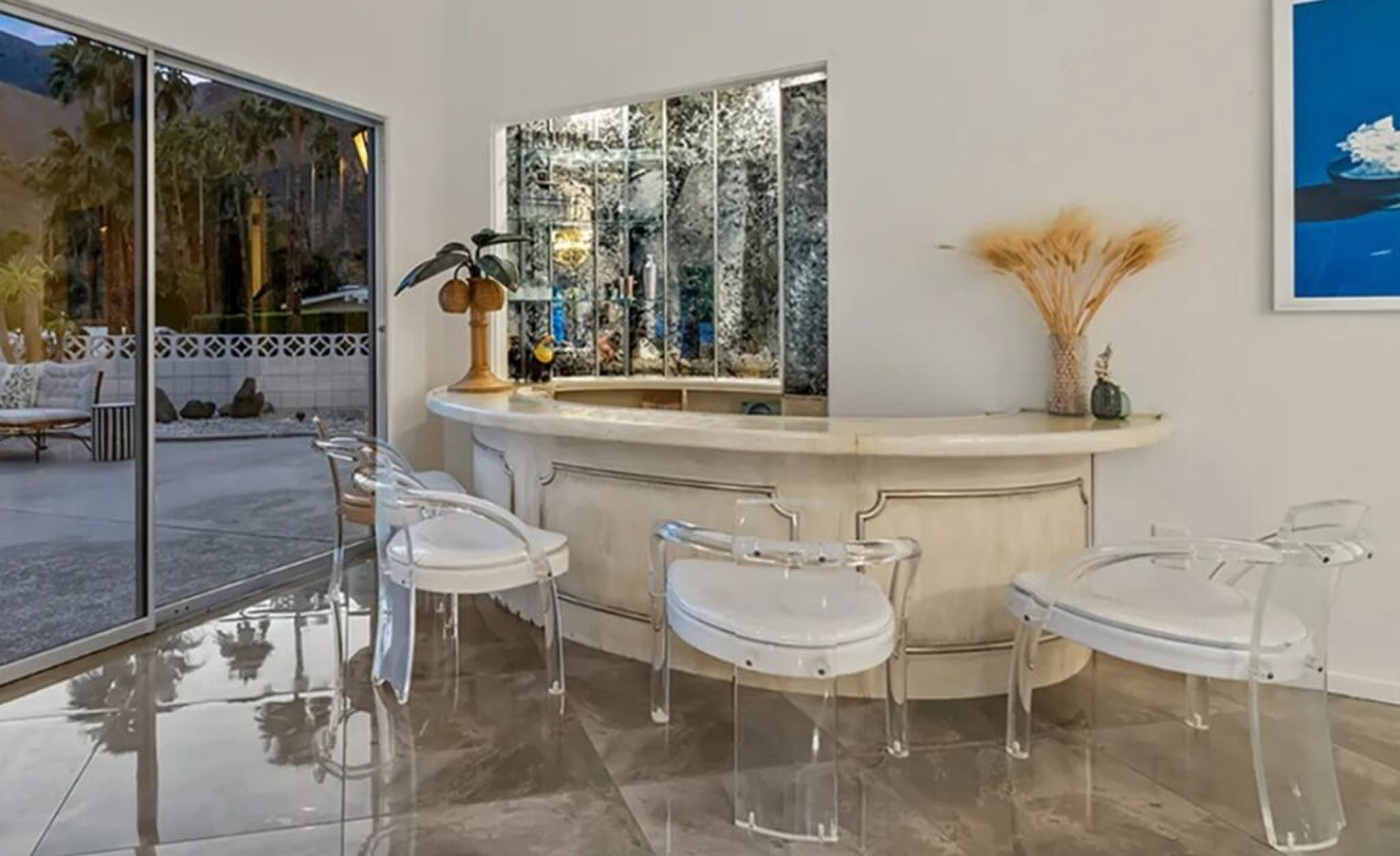 De iconische bar in de woning.