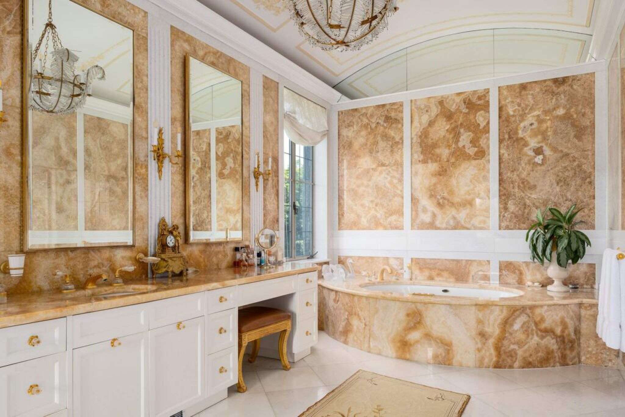 De en suite badkamer met ligbad.