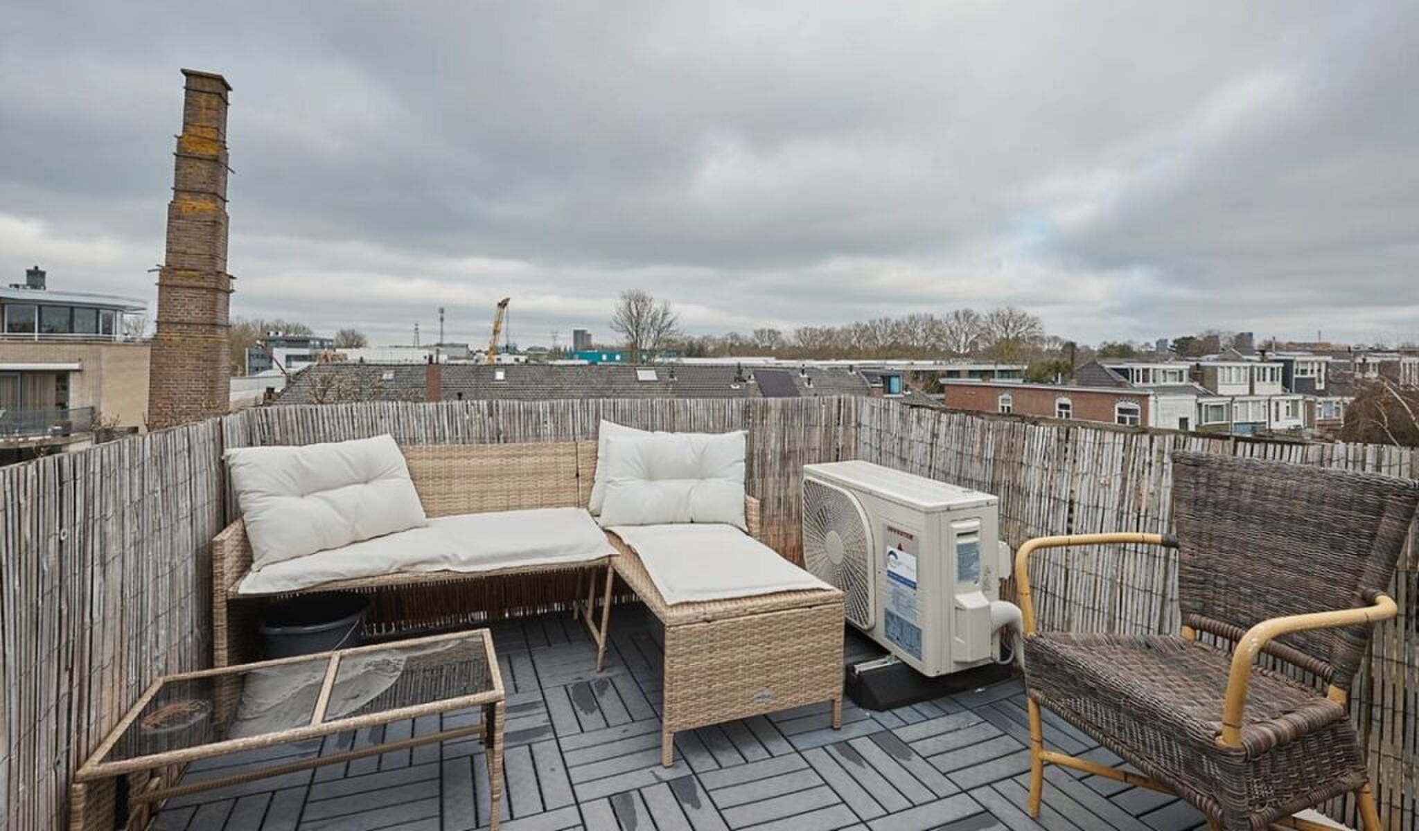 Het dakterras met prachtig uitzicht.