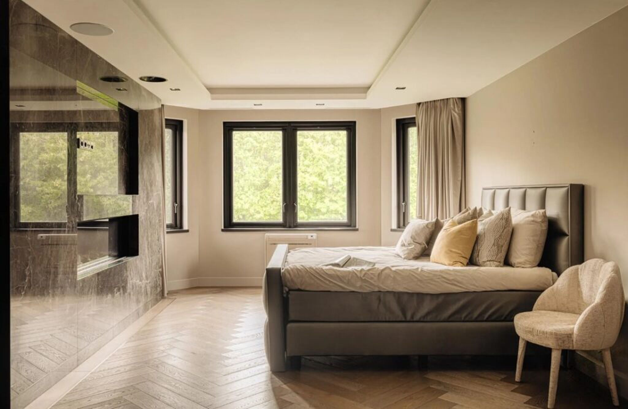 De mastersuite met kingsize bed.