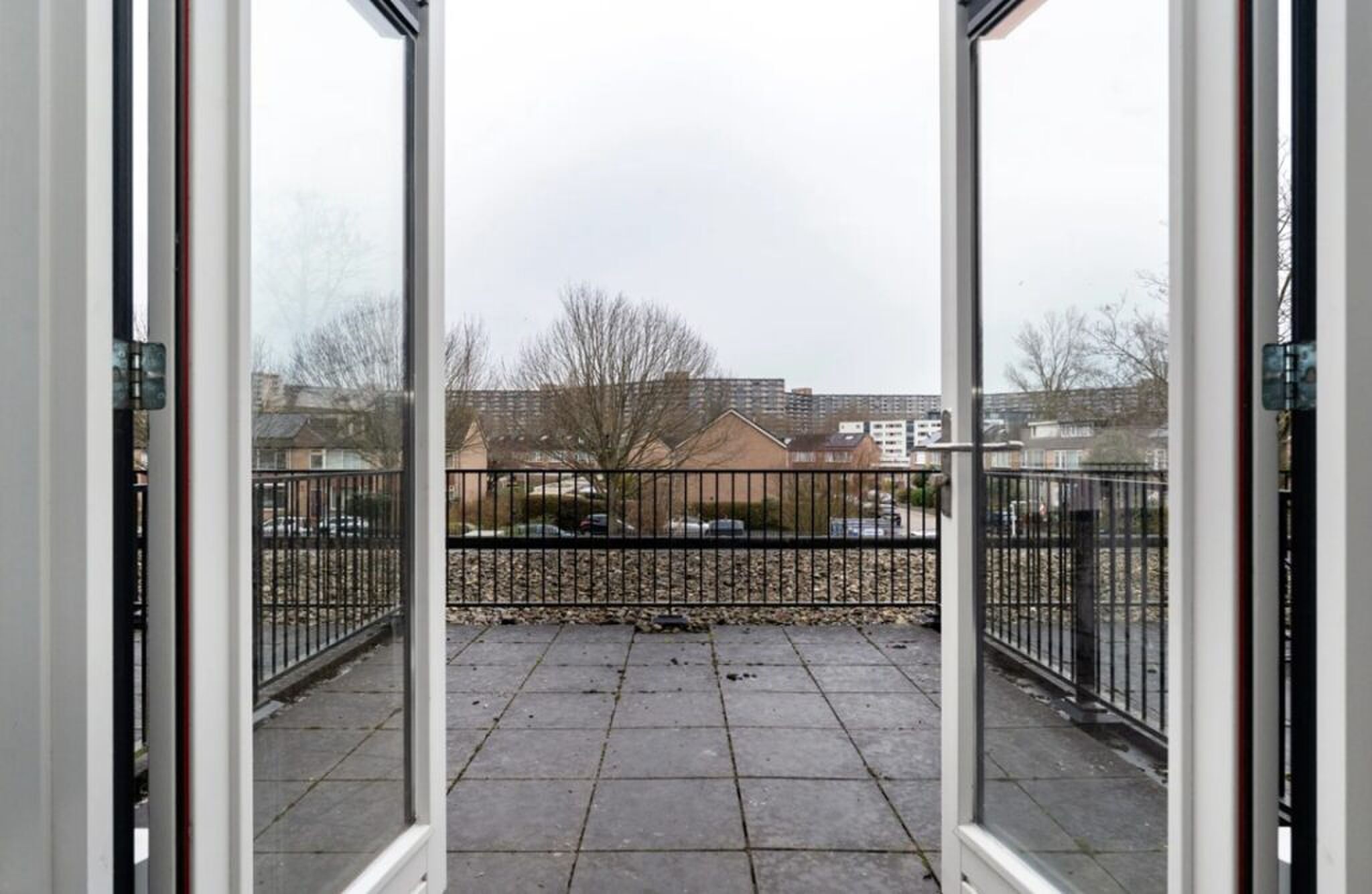 De openslaande deuren richting de buitenruimte.