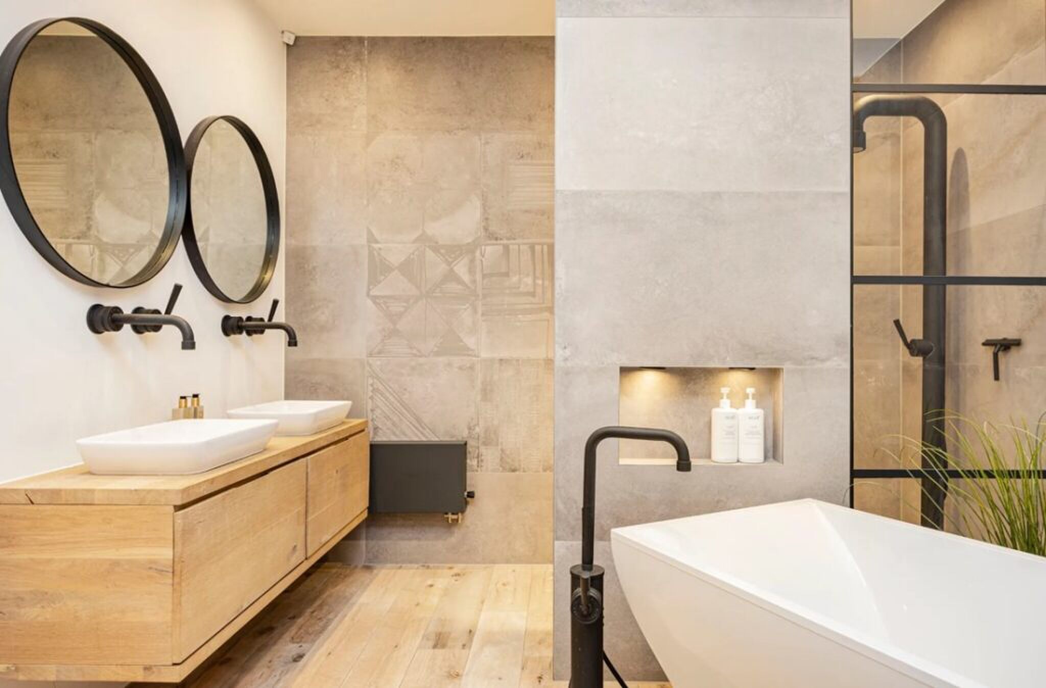 De badkamer met ligbad.