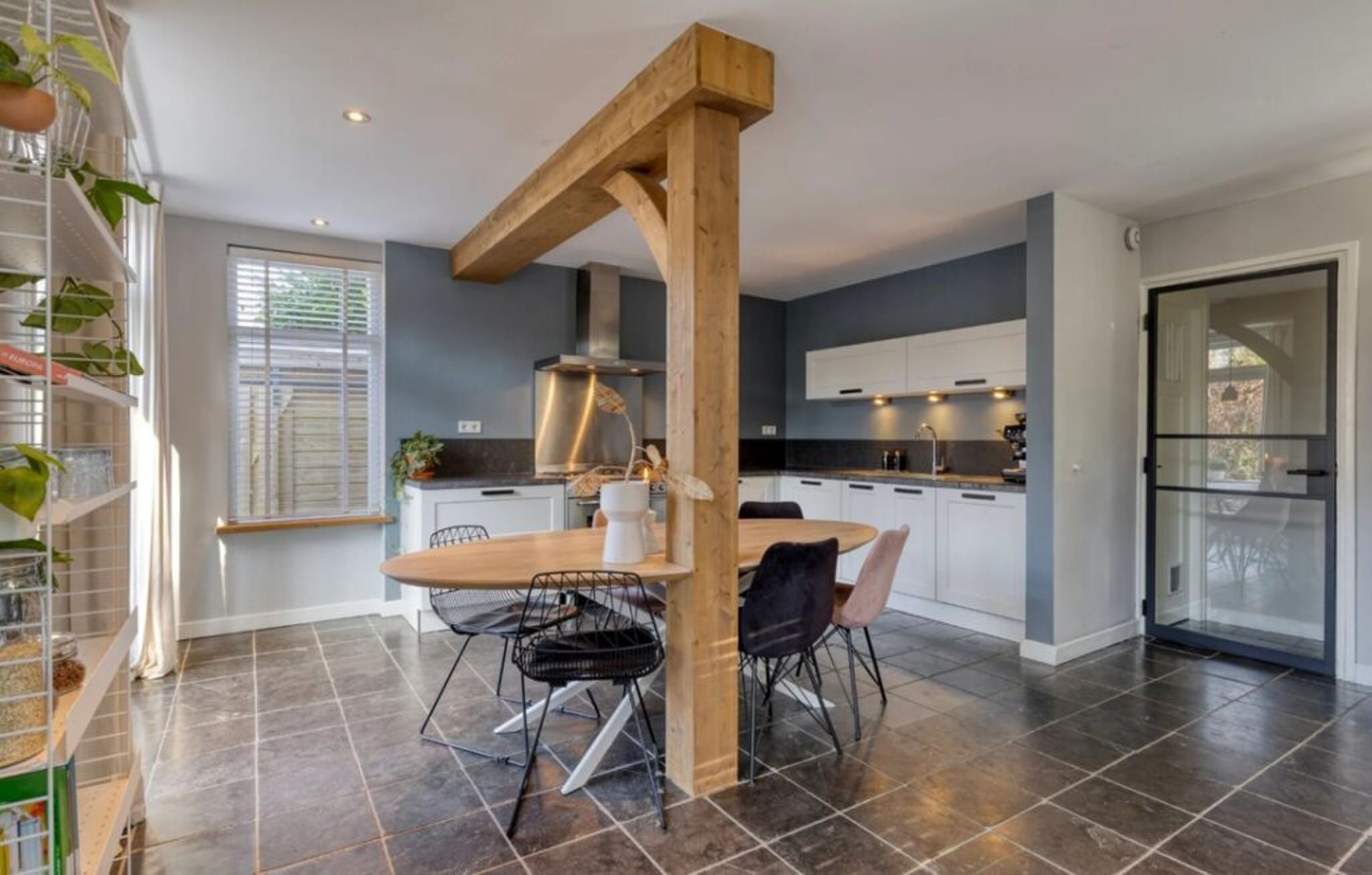 De keuken en eetruimte.