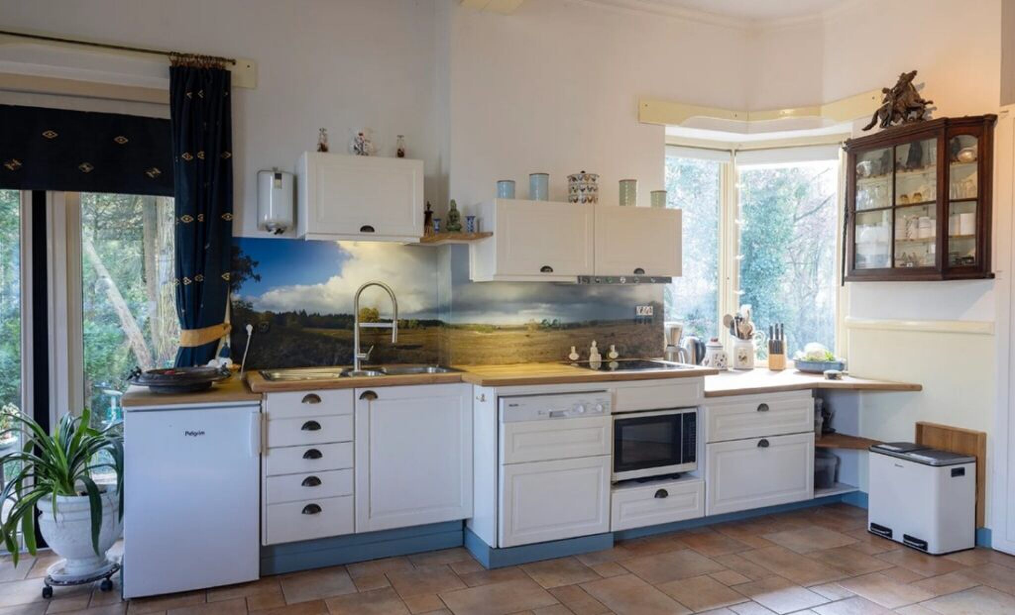 De gedateerde keuken in het huis.