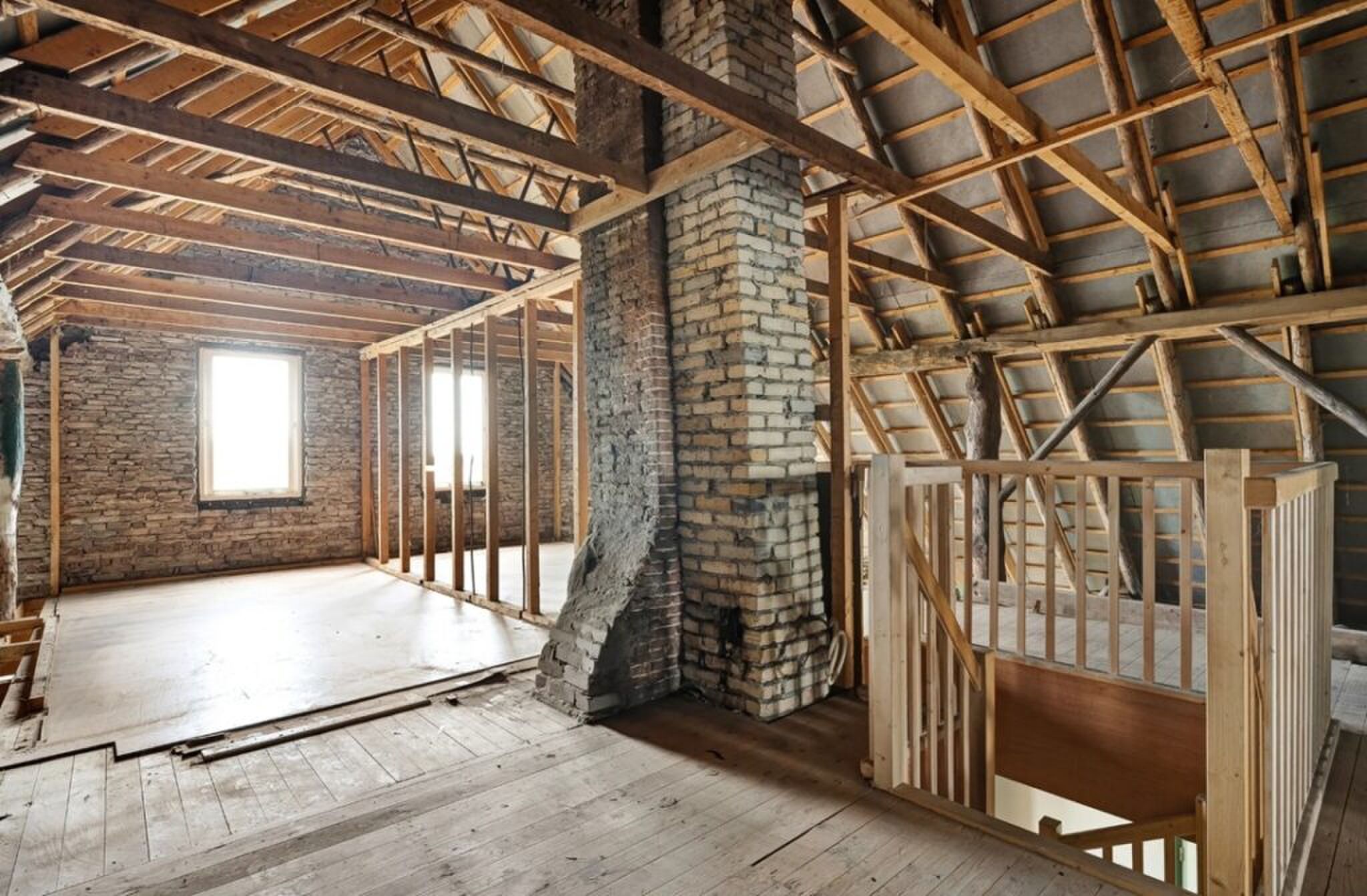 De stokoude zolder zonder indeling.