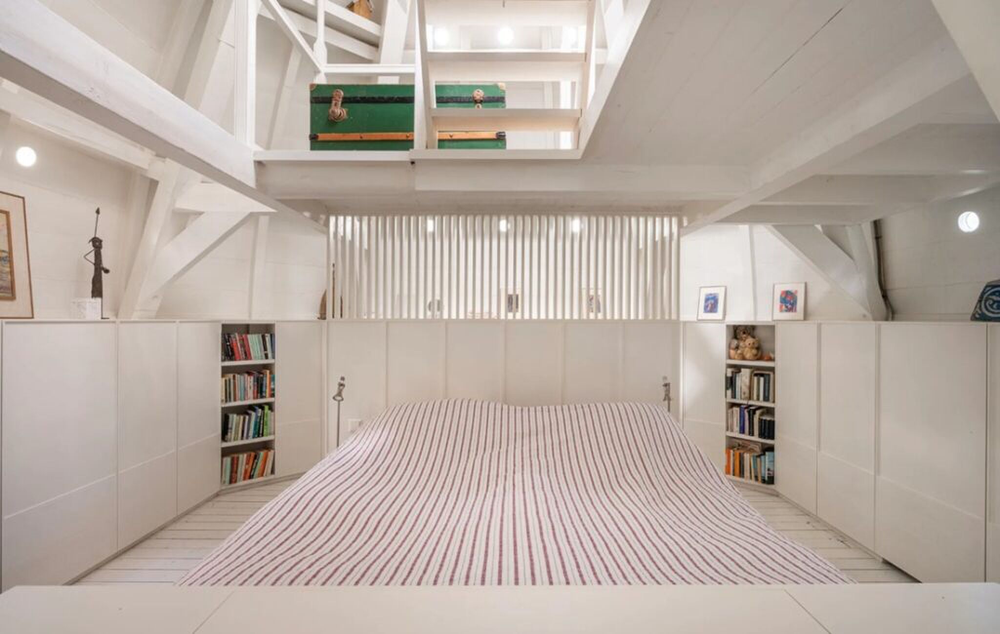 De slaapkamer in de nok van de voormalige theekoepel.