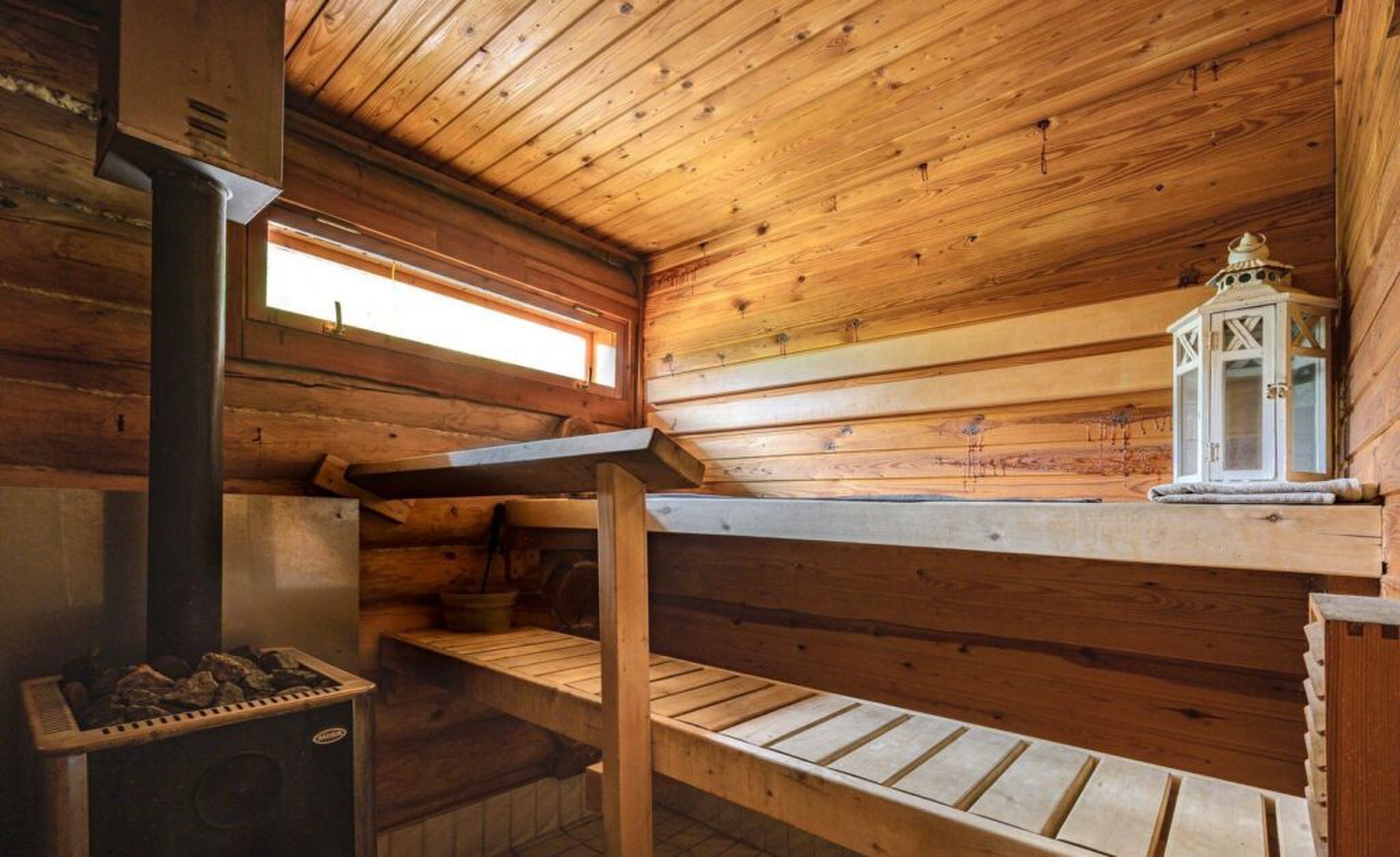 De sauna die bij de woning hoort.