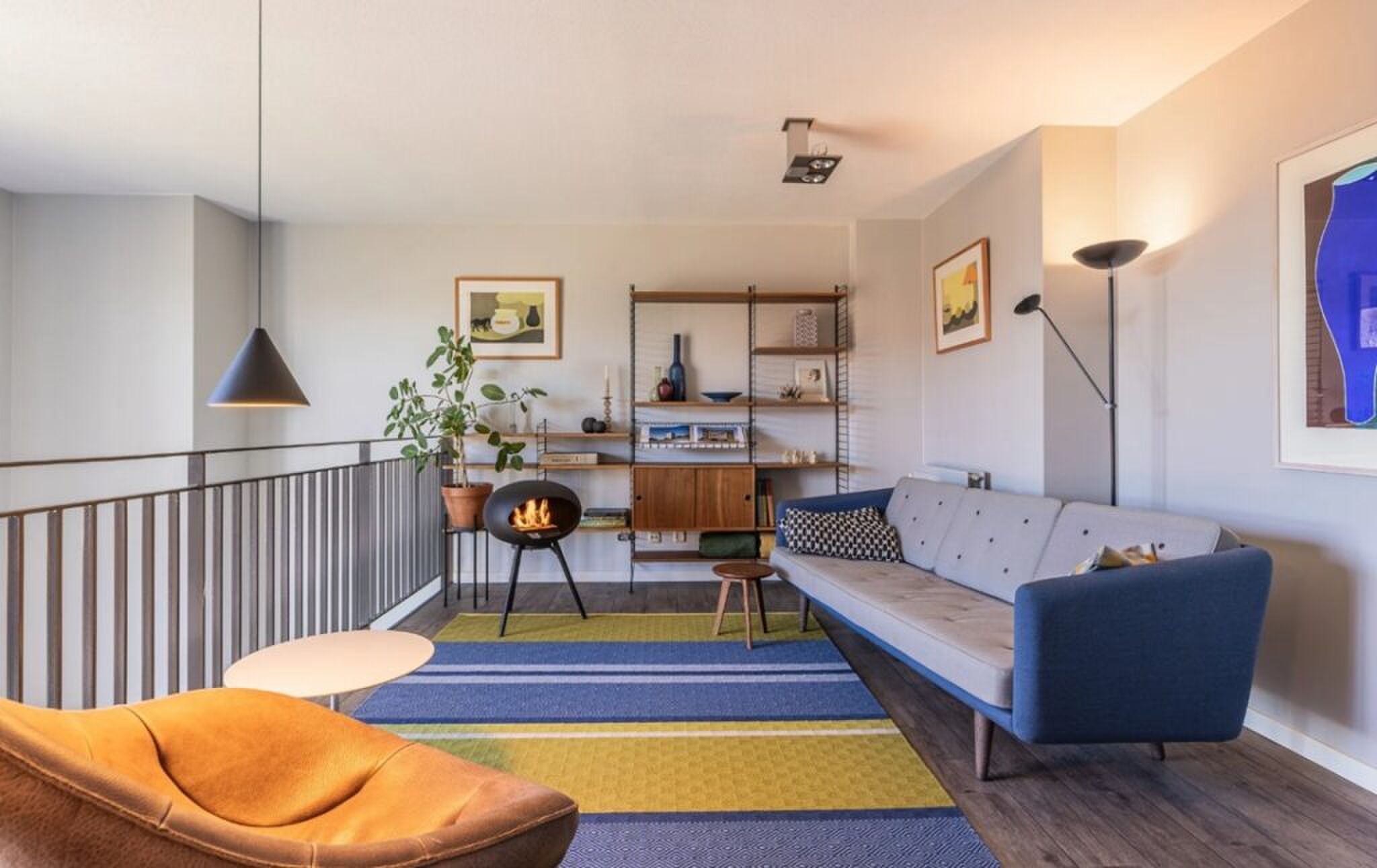 De woonkamer met comfortabele bank.