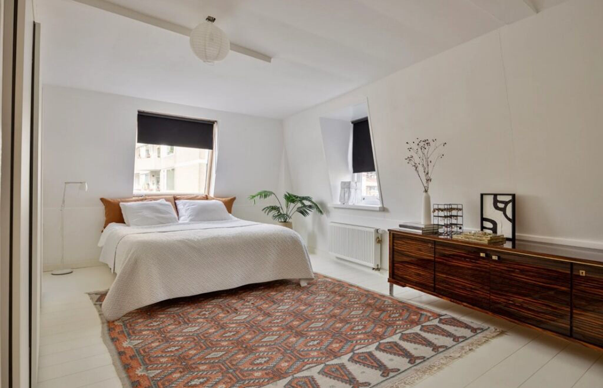 De masterbedroom met kingsize bed.