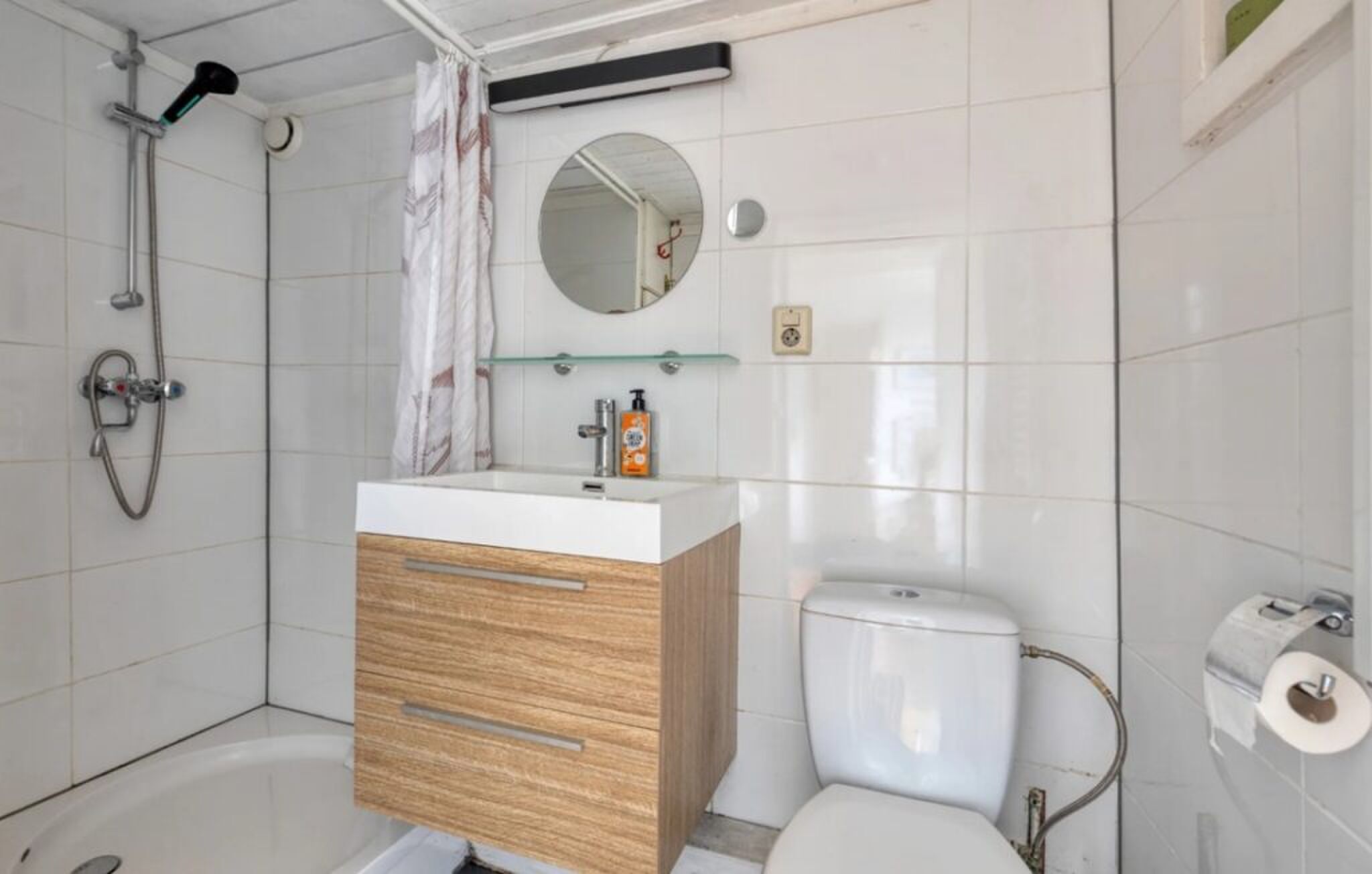 De badkamer met inloopdouche.