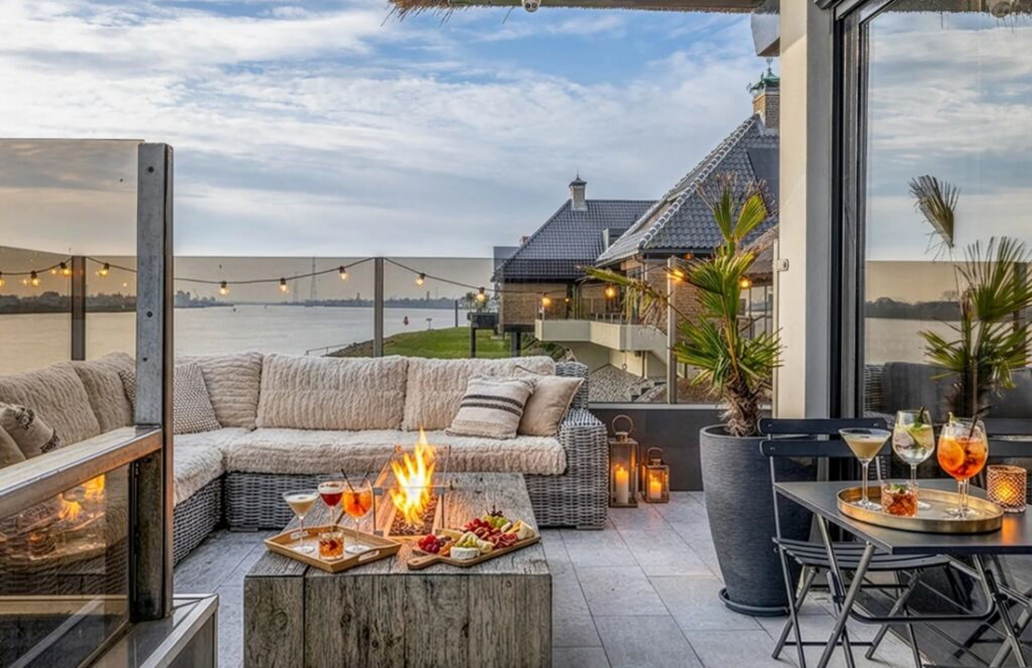 De luxe buitenruimte met prachtig uitzicht.