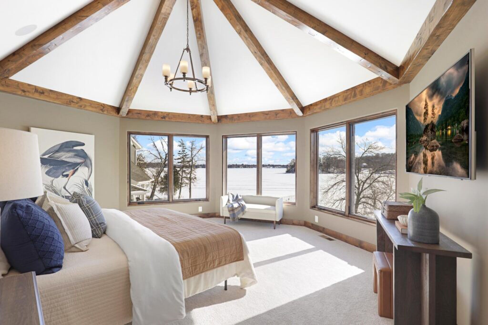 De luxueuze mastersuite met eigen badkamer.