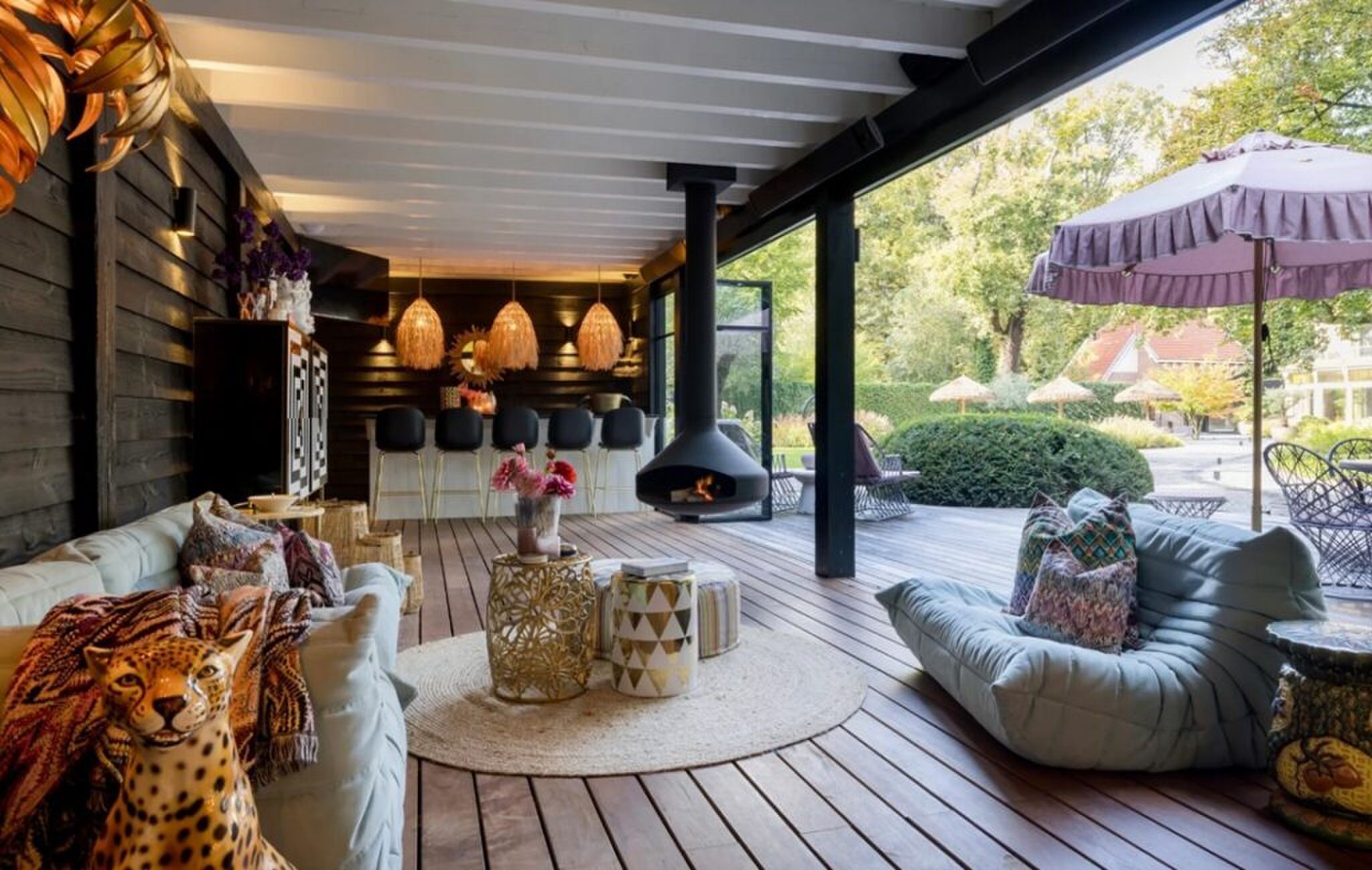 Het tuinhuisje met bar.