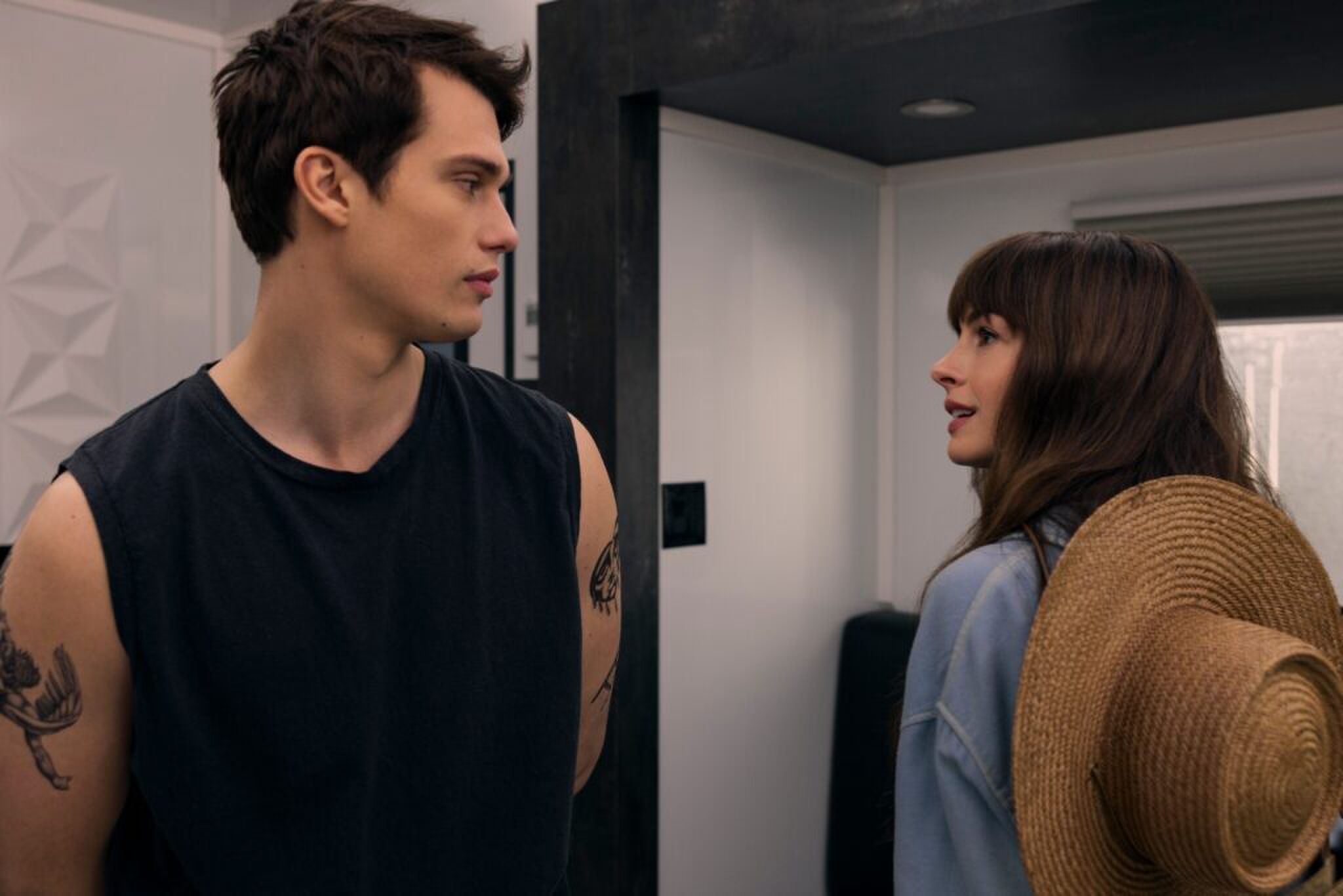 Nicholas Galitzine en Anne Hathaway in The Idea of You