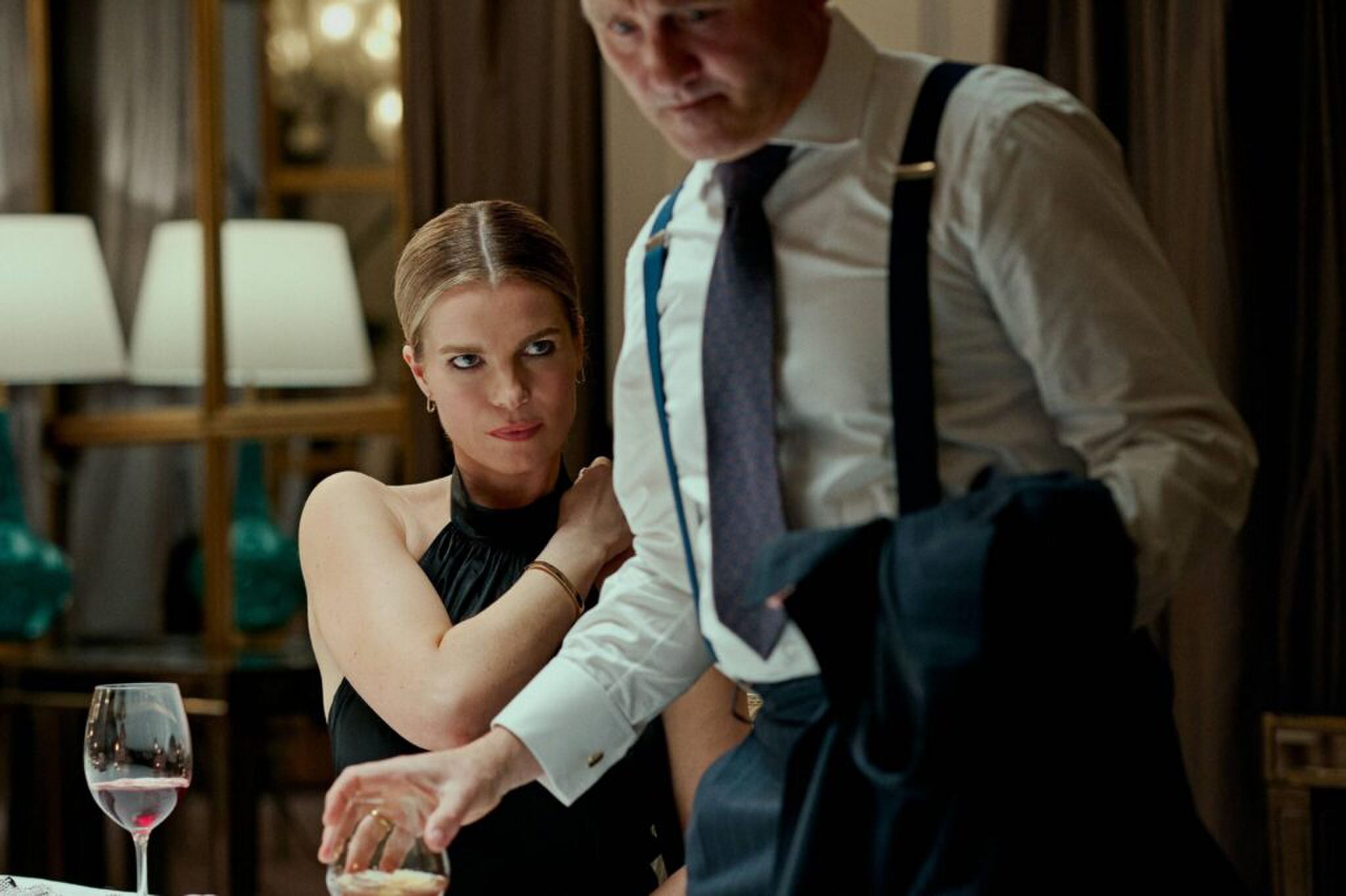 Een man en vrouw die aan tafel zitten te drinken