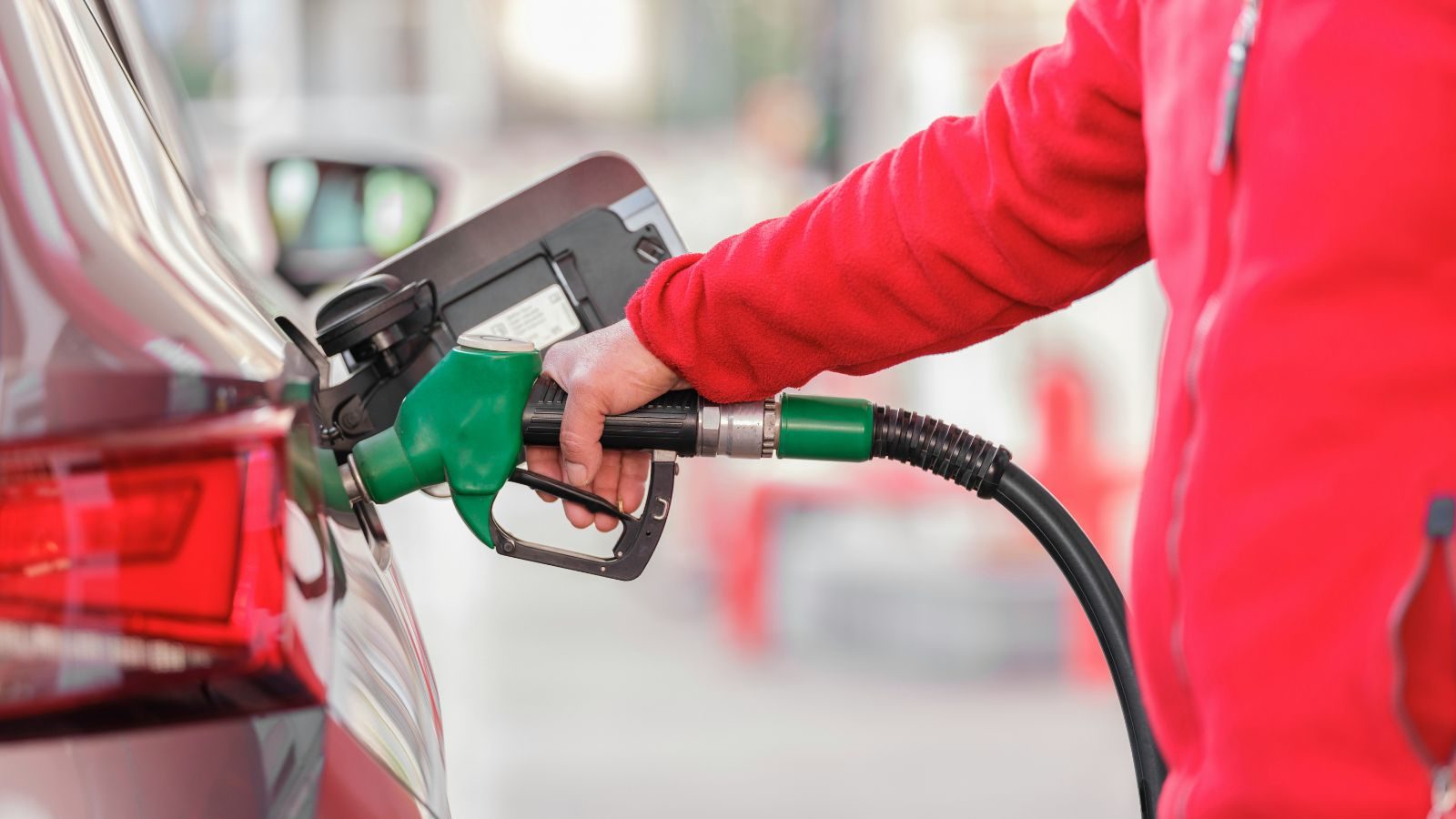 Dit verschil is bizar: zoveel betaal je over de wereld voor benzine