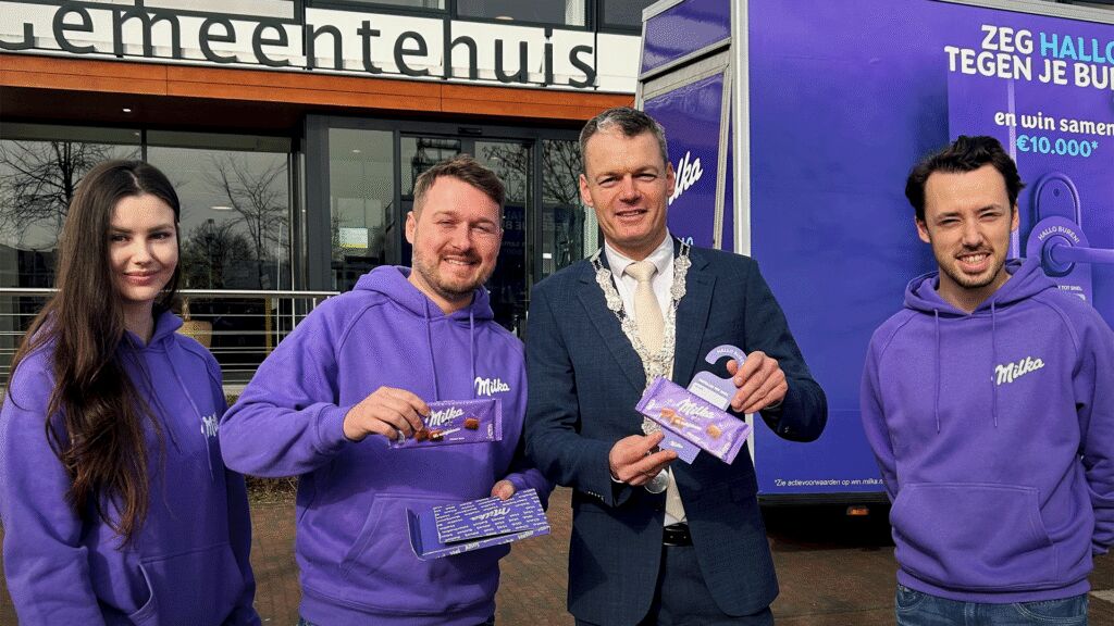 Overhandiging Milka Hallo-Pack aan Evert Jan Nieuwenhuis, burgemeester van Waddinxveen