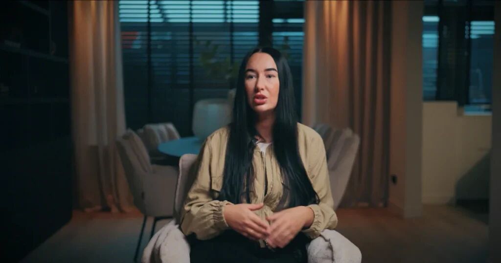 Een vrouw die op een stoel iets vertelt