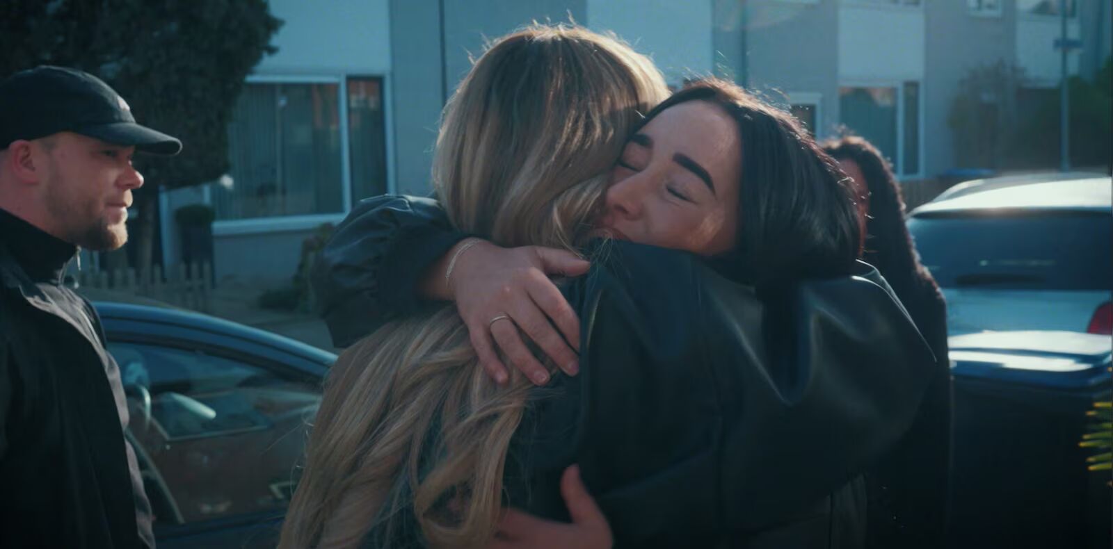 Twee vrouwen die elkaar omhelsen