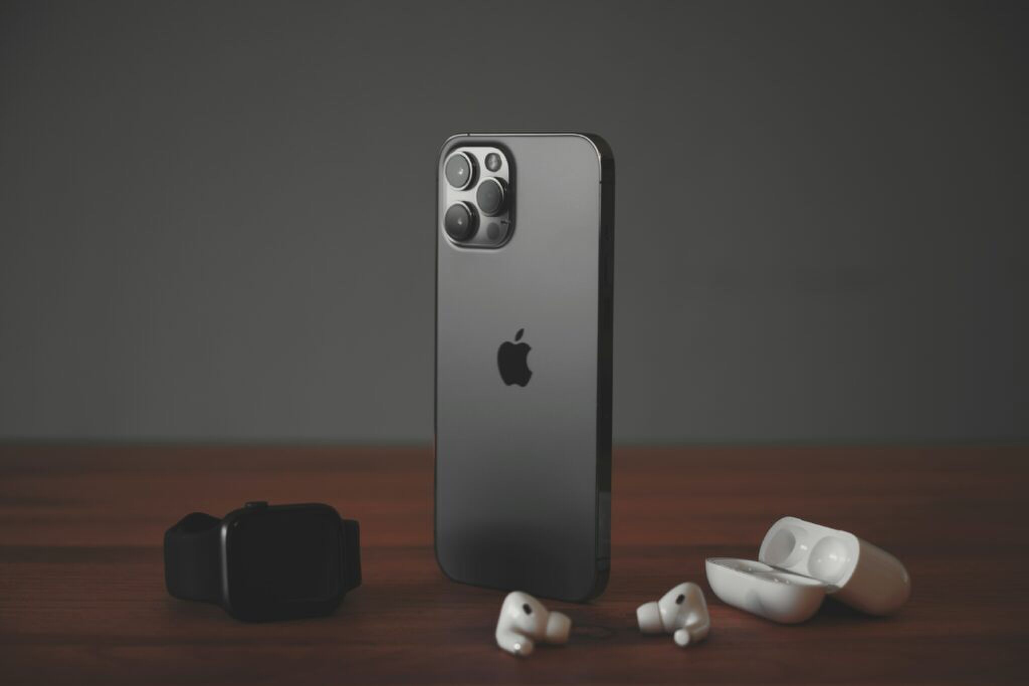 Een iPhone met AirPods en een Apple Watch
