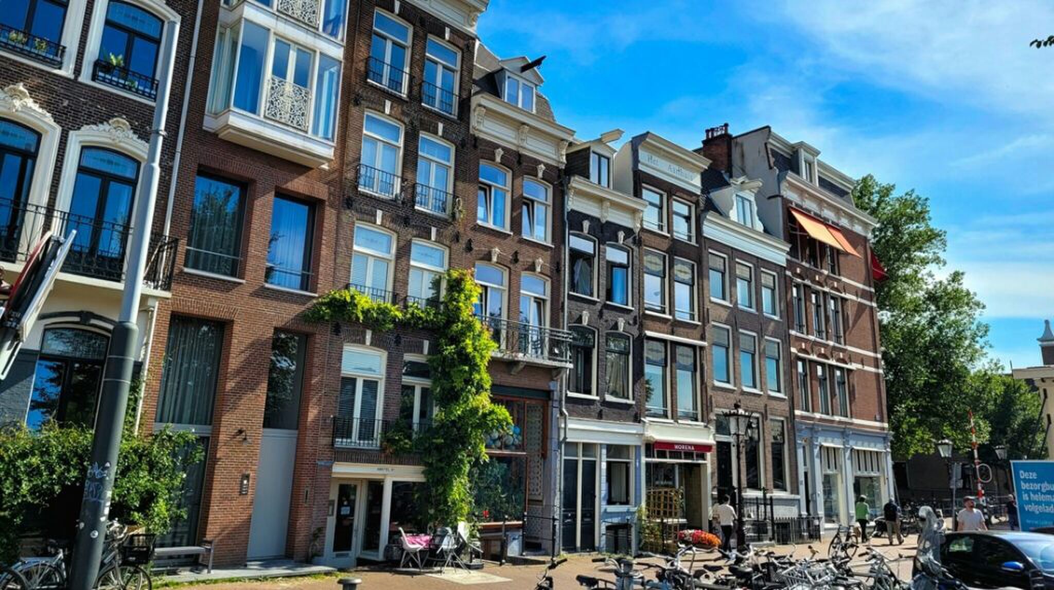 Een rij woningen in Amsterdam.