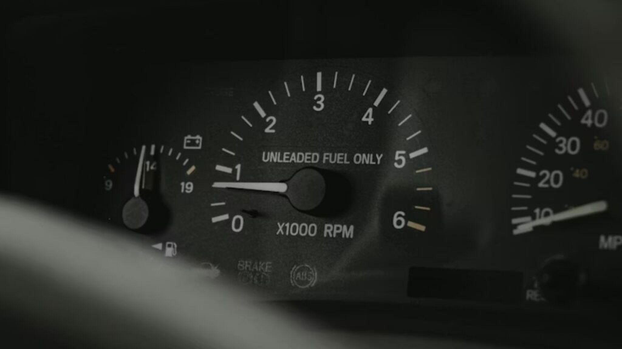 De brandstofmeter in de auto