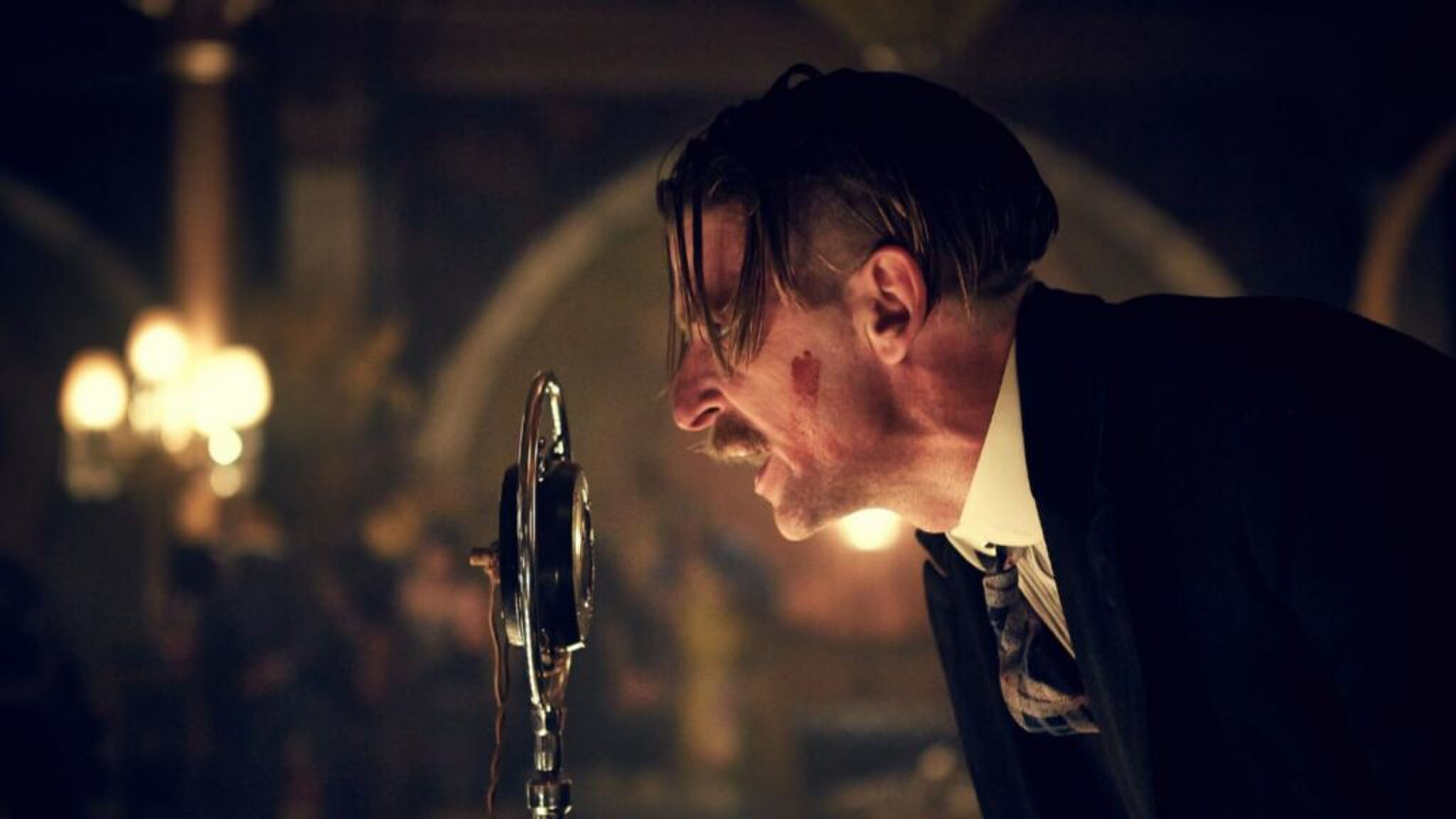 Arthur Shelby praat in de microfoon in Peaky Blinders