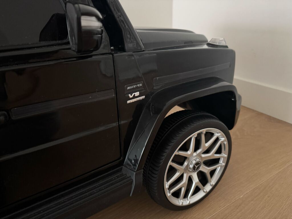 De zijkant van de kinderauto