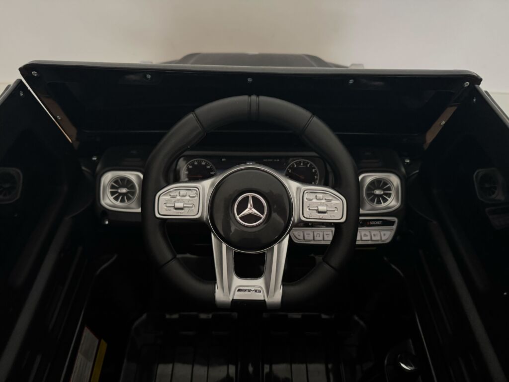 De binnenkant van de kinderauto