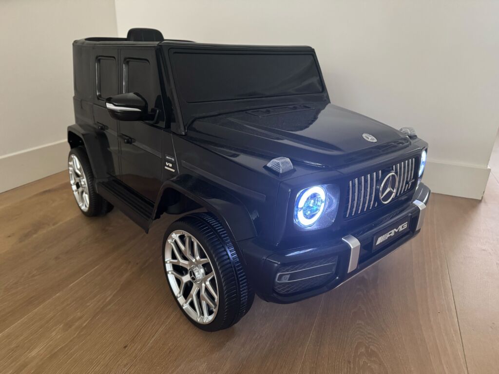 De koplampen van de kinderauto