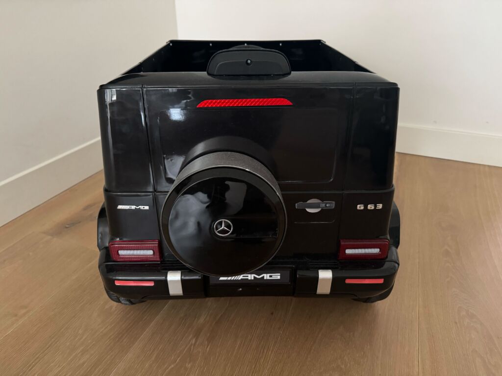 De achterkant van de kinderauto