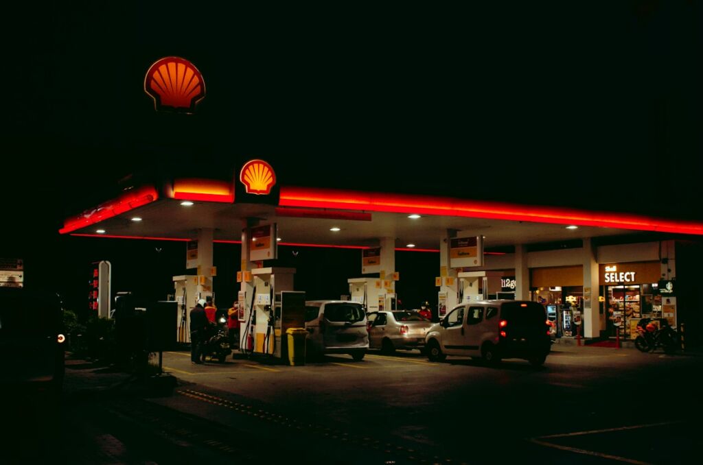 een druk tankstation in de nacht
