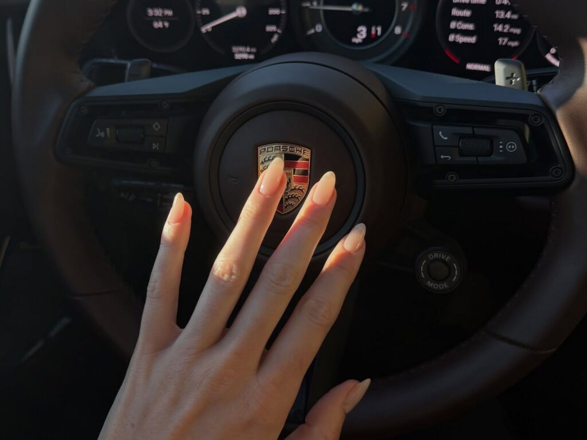 Kendall Jenner hand op het logo van het stuur van haar nieuwe auto