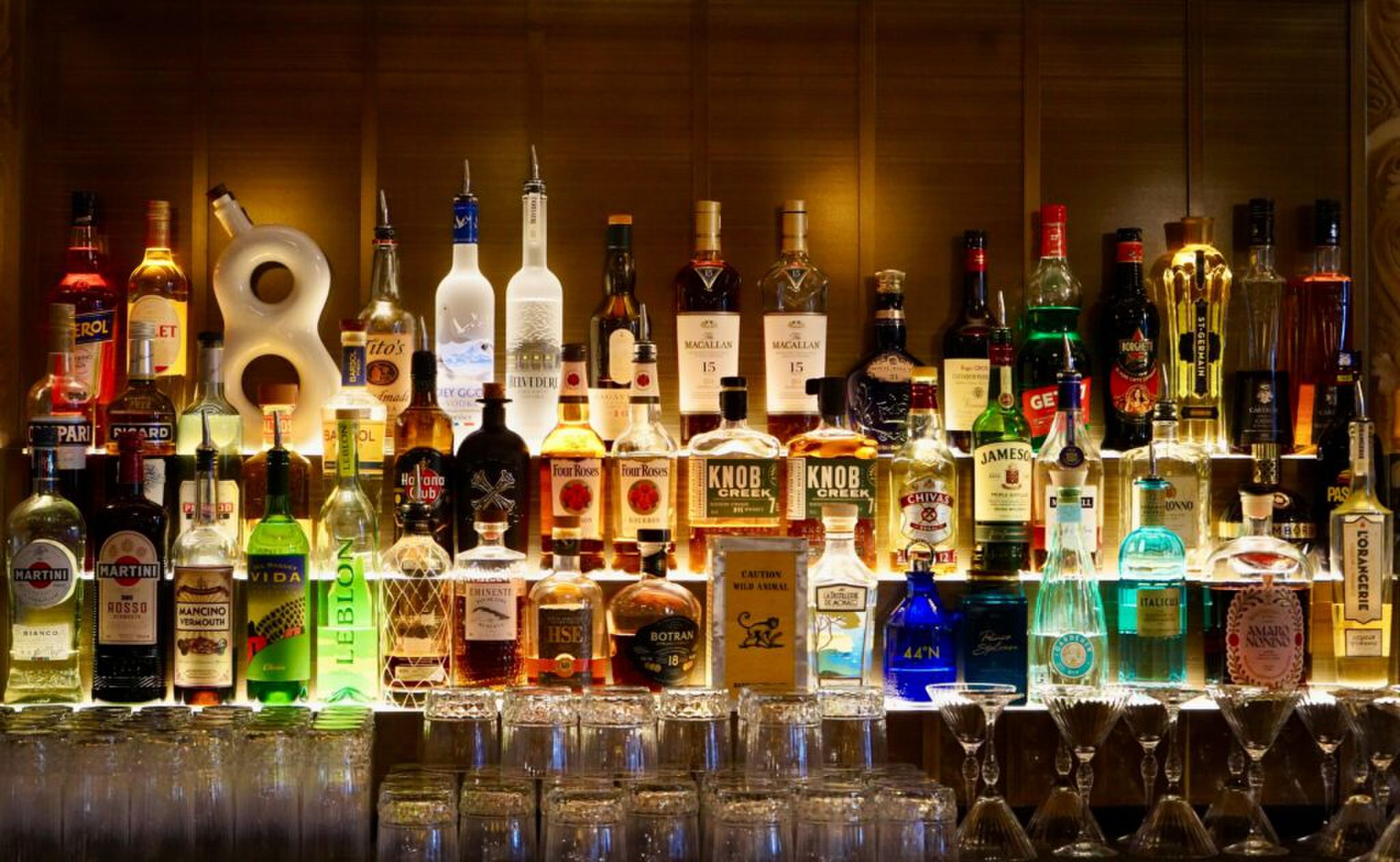 Verschillende soorten flessen sterke drank