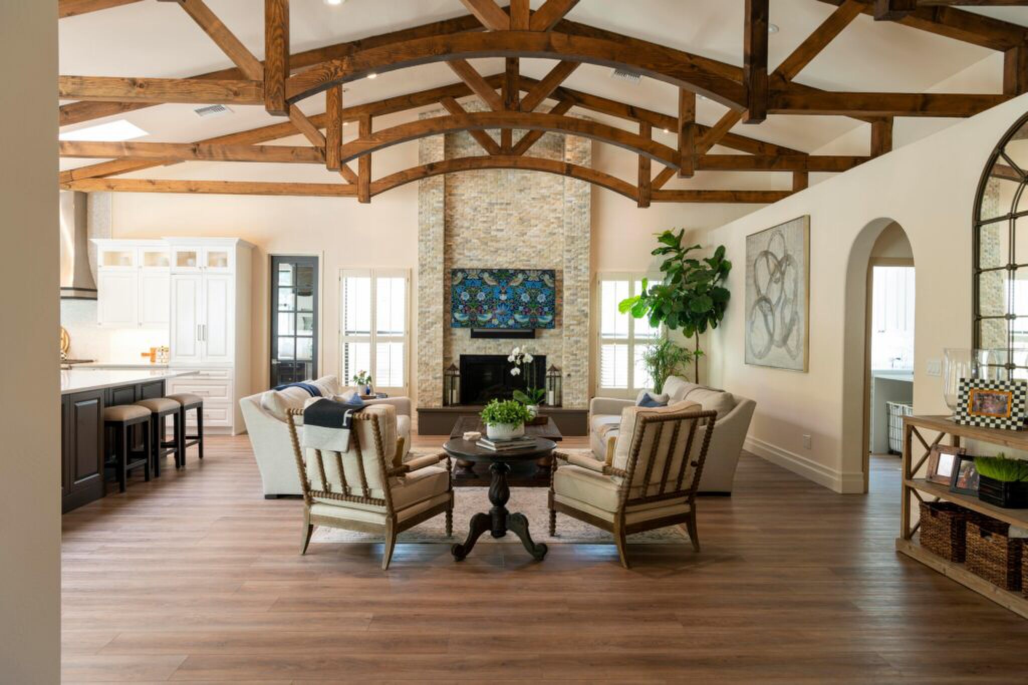 Een interieur met een houten vloer