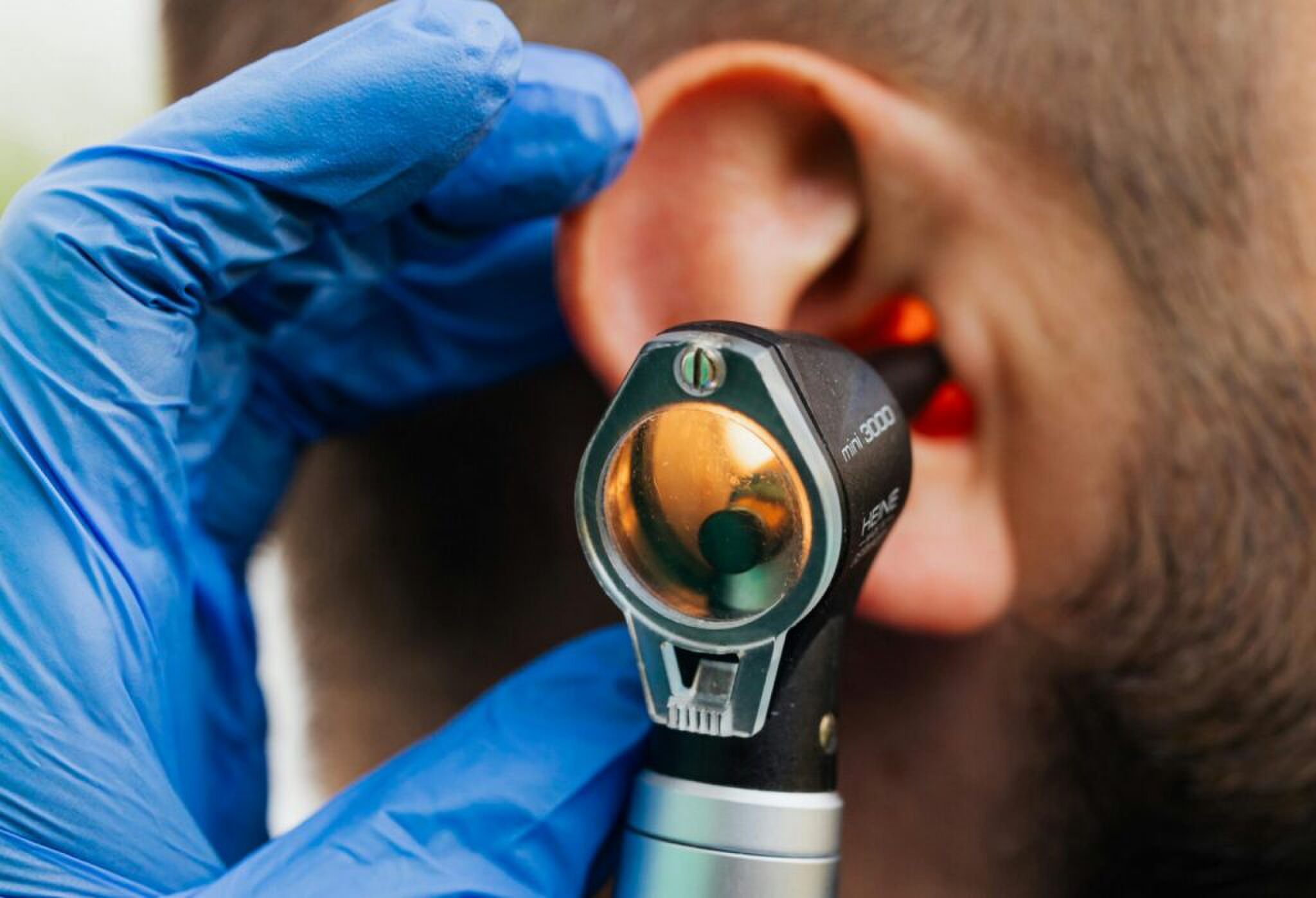 Man laat gehoor checken bij de arts