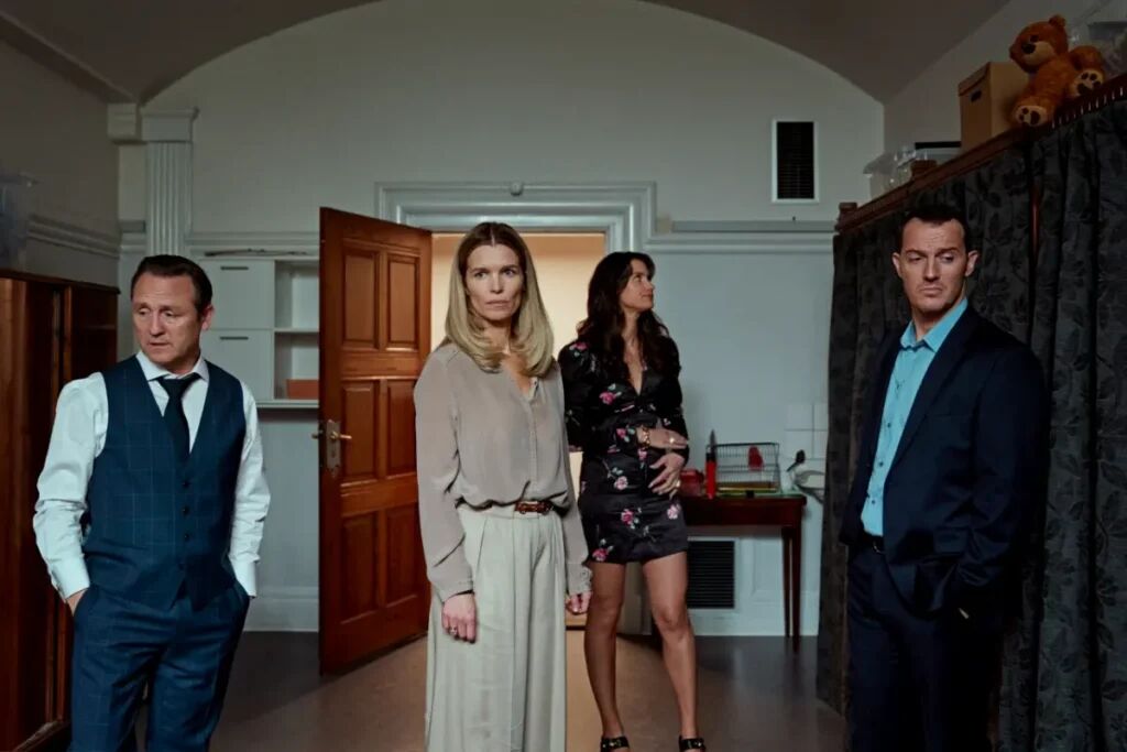 Twee mannen en twee vrouwen die in een kamer staan