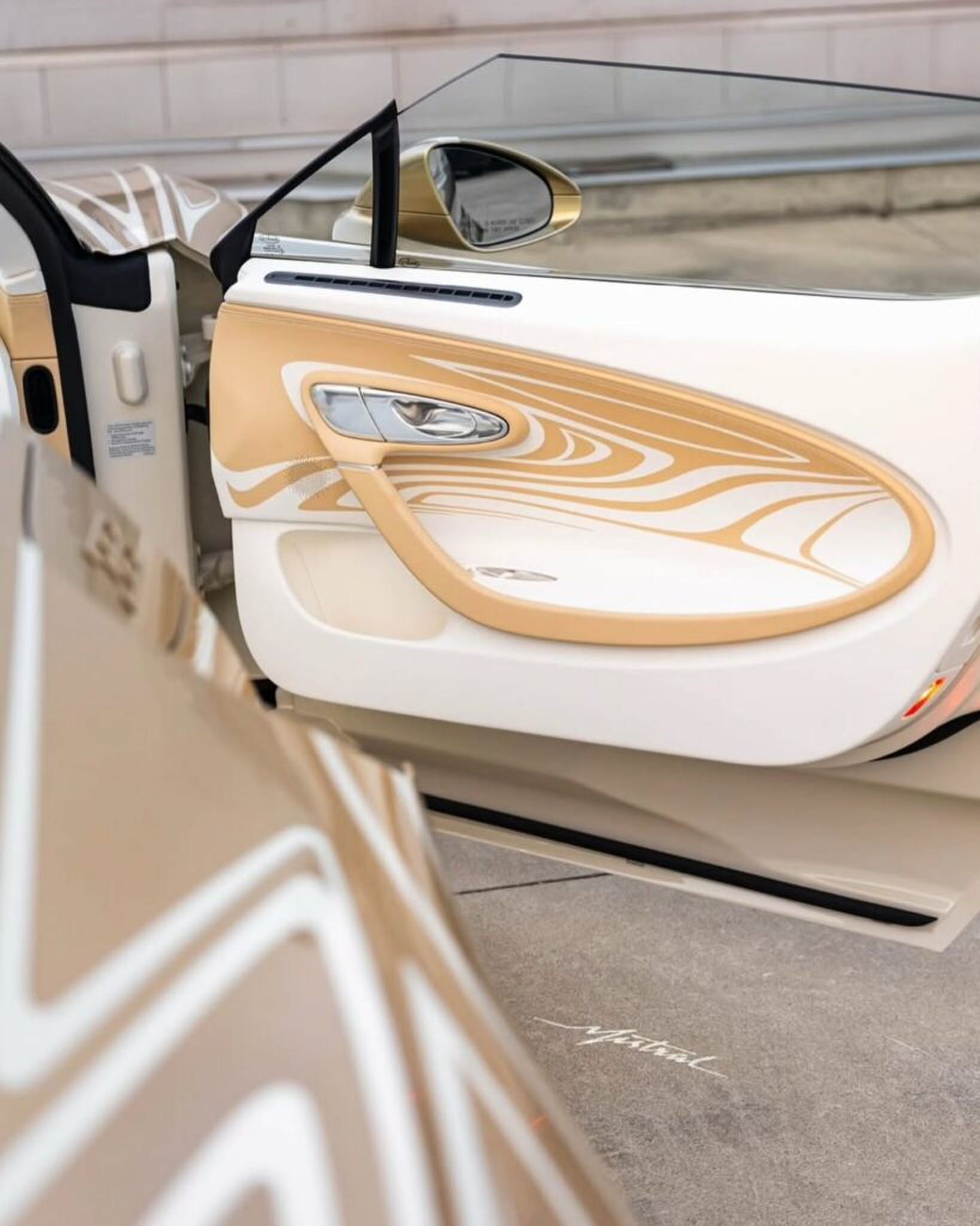 de deur van de La Perle Rare Bugatti