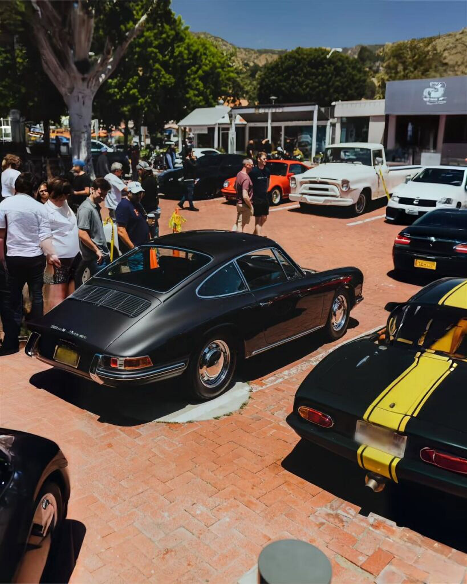 de achterkant van de Porsche van Jerry Seinfeld