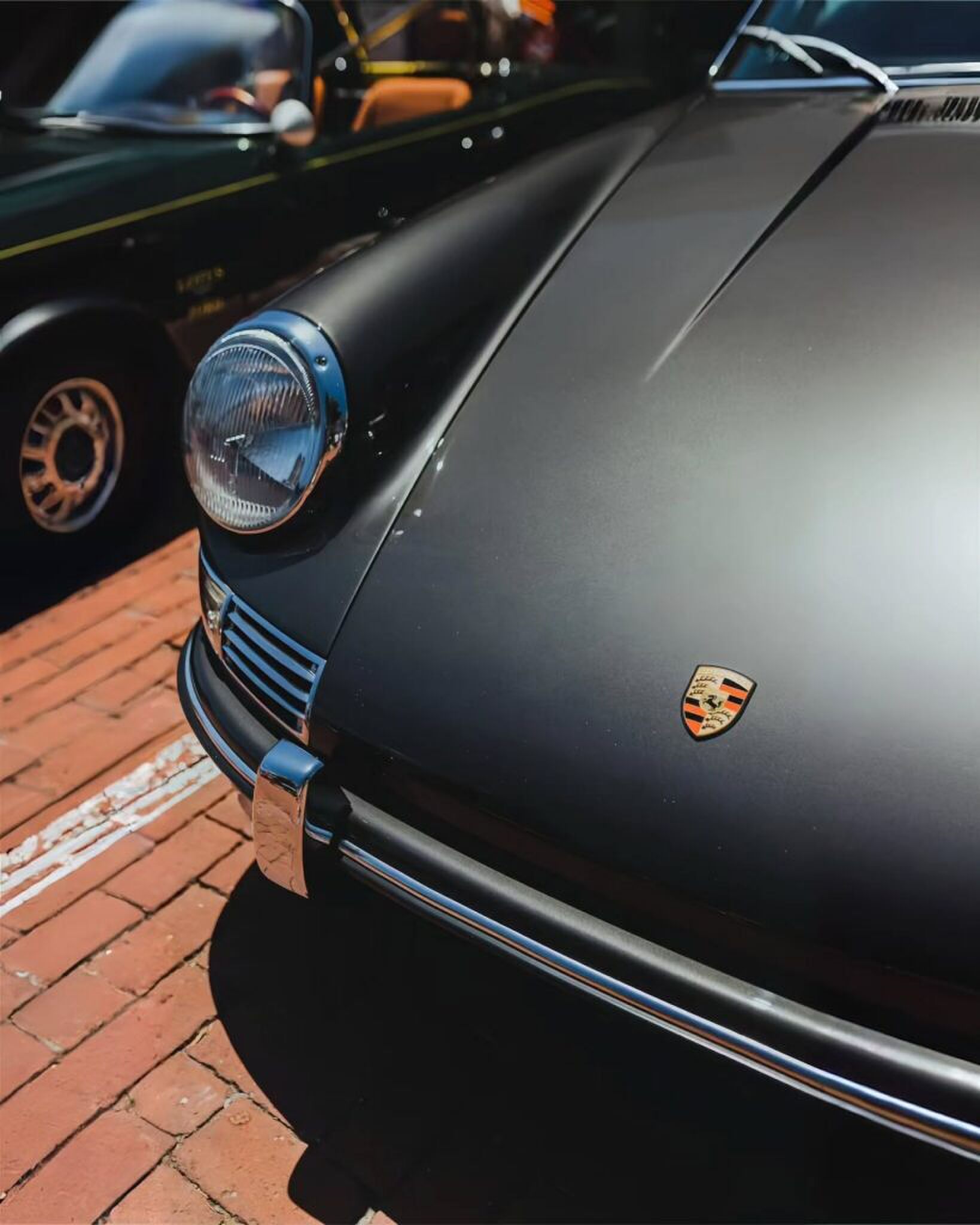 de voorkant van een zwarte Porsche