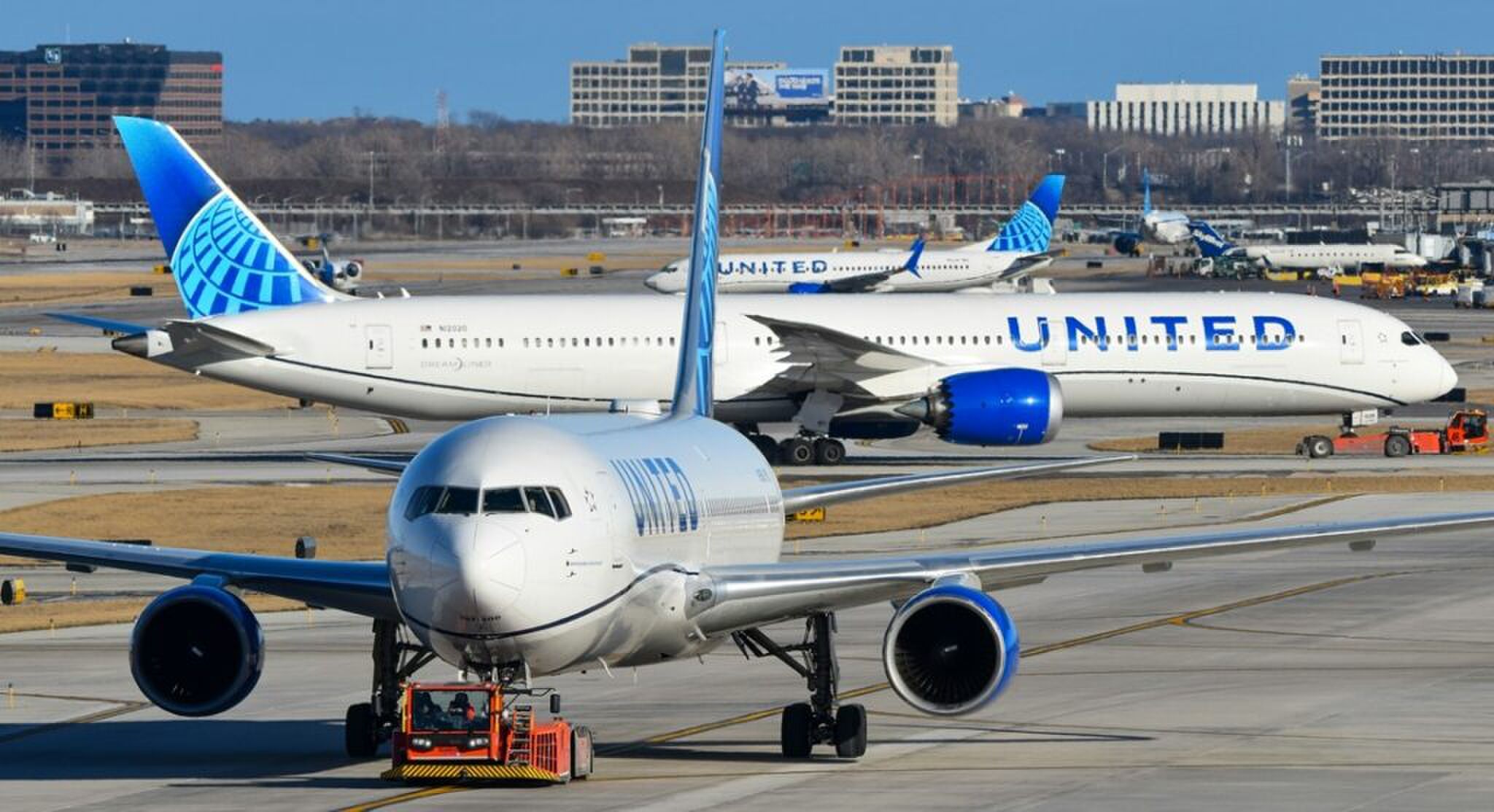 Vliegtuigen op een vliegveld.