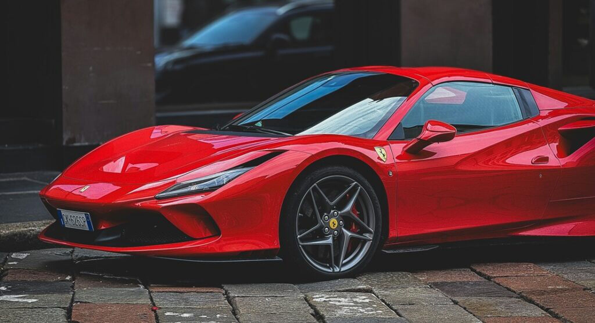 Een auto van Ferrari, het merk dat strenge regels in het leven heeft geroepen. 