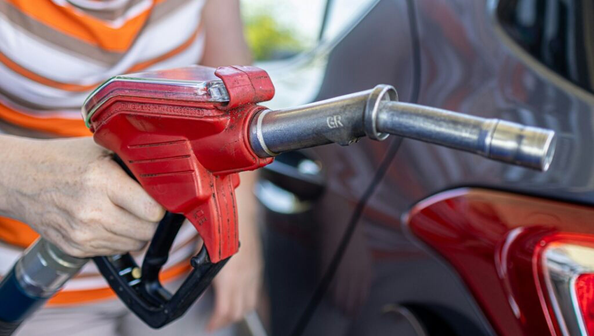 Persoon die gaat tanken, wat erg duur is.