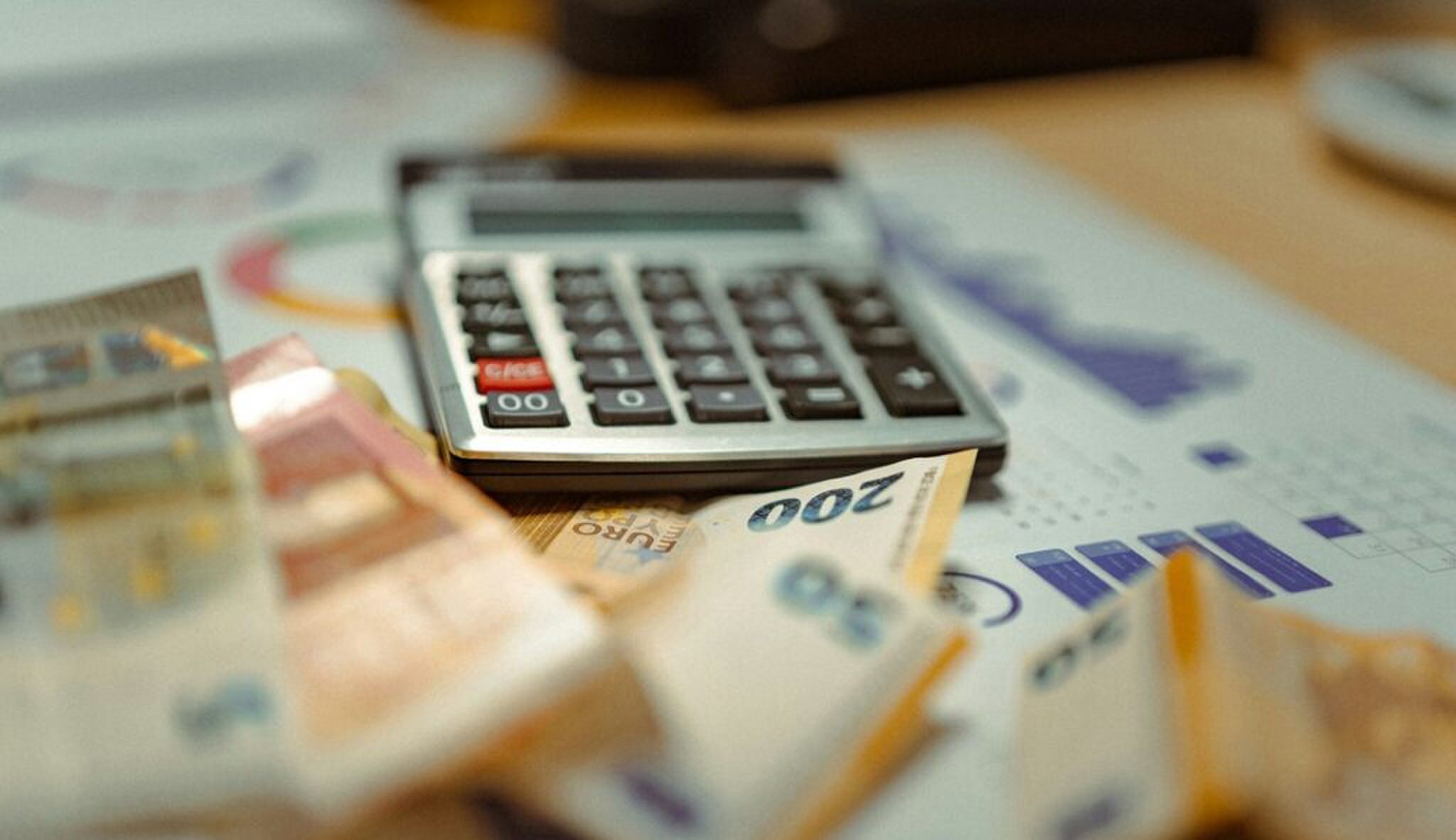 Een rekenmachine en cashgeld.