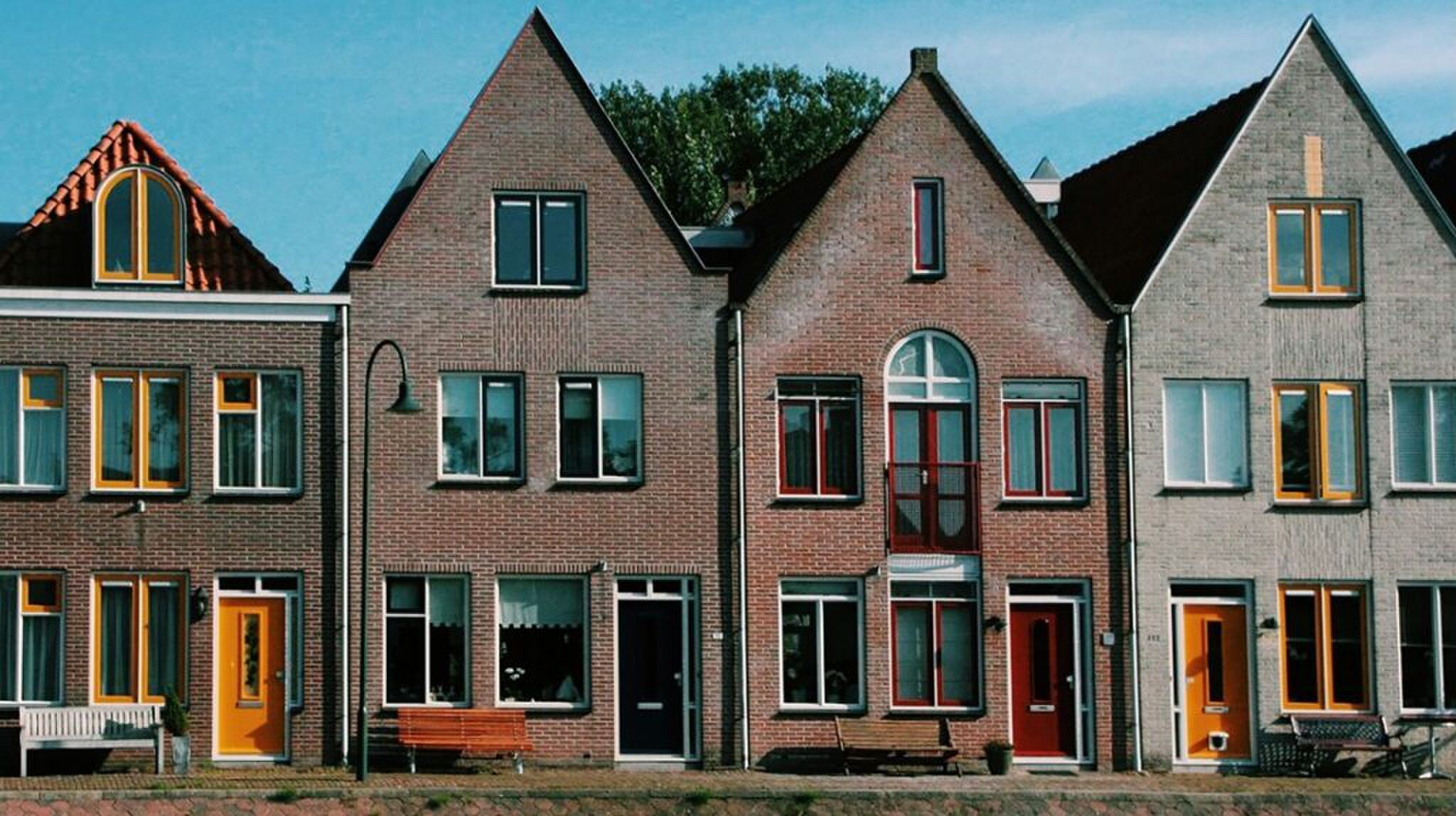 Een rijtje woningen in Nederland.