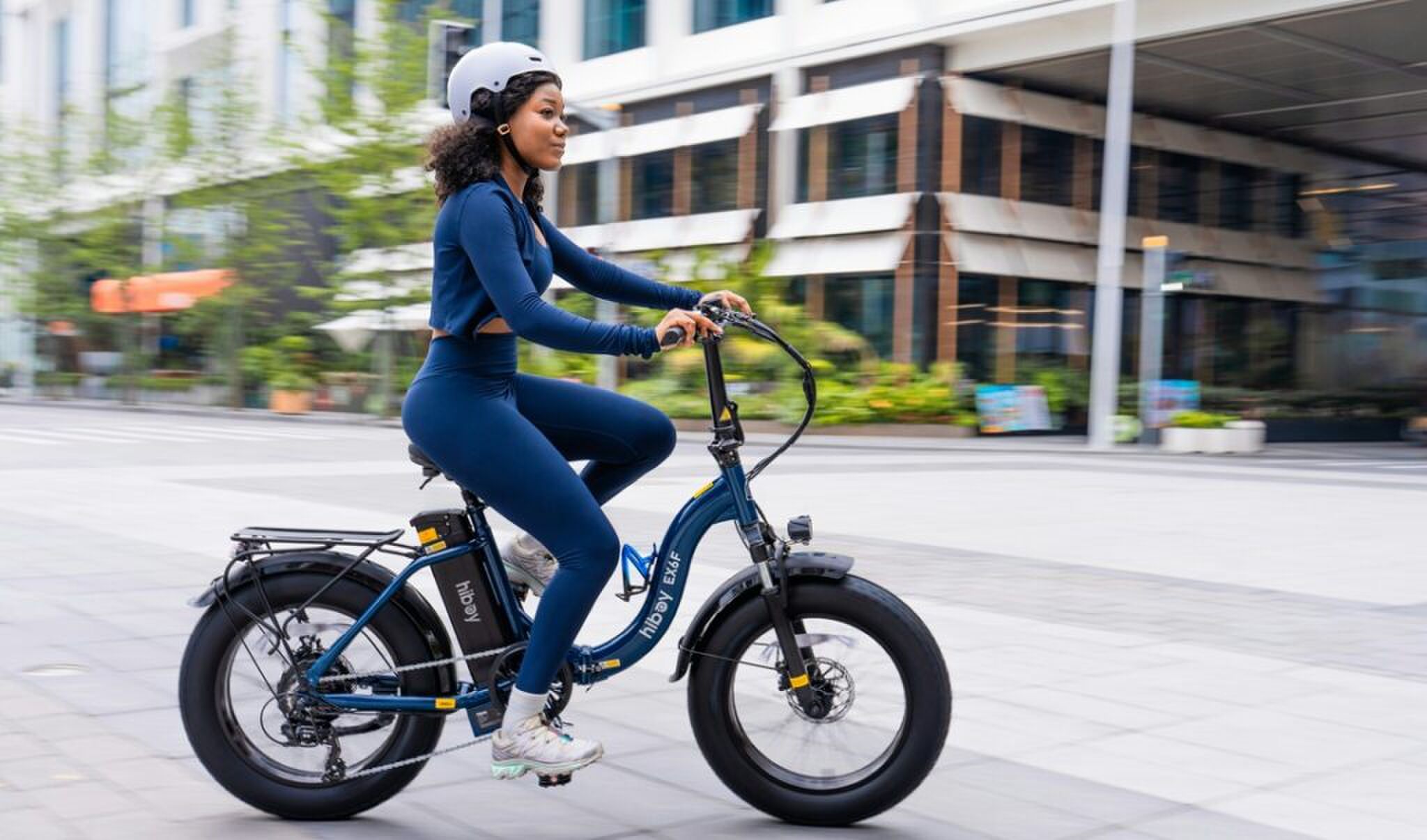 Een fietser met een helm, wat we vaker gaan zien in Nederland als er een helmplicht wordt ingevoerd.