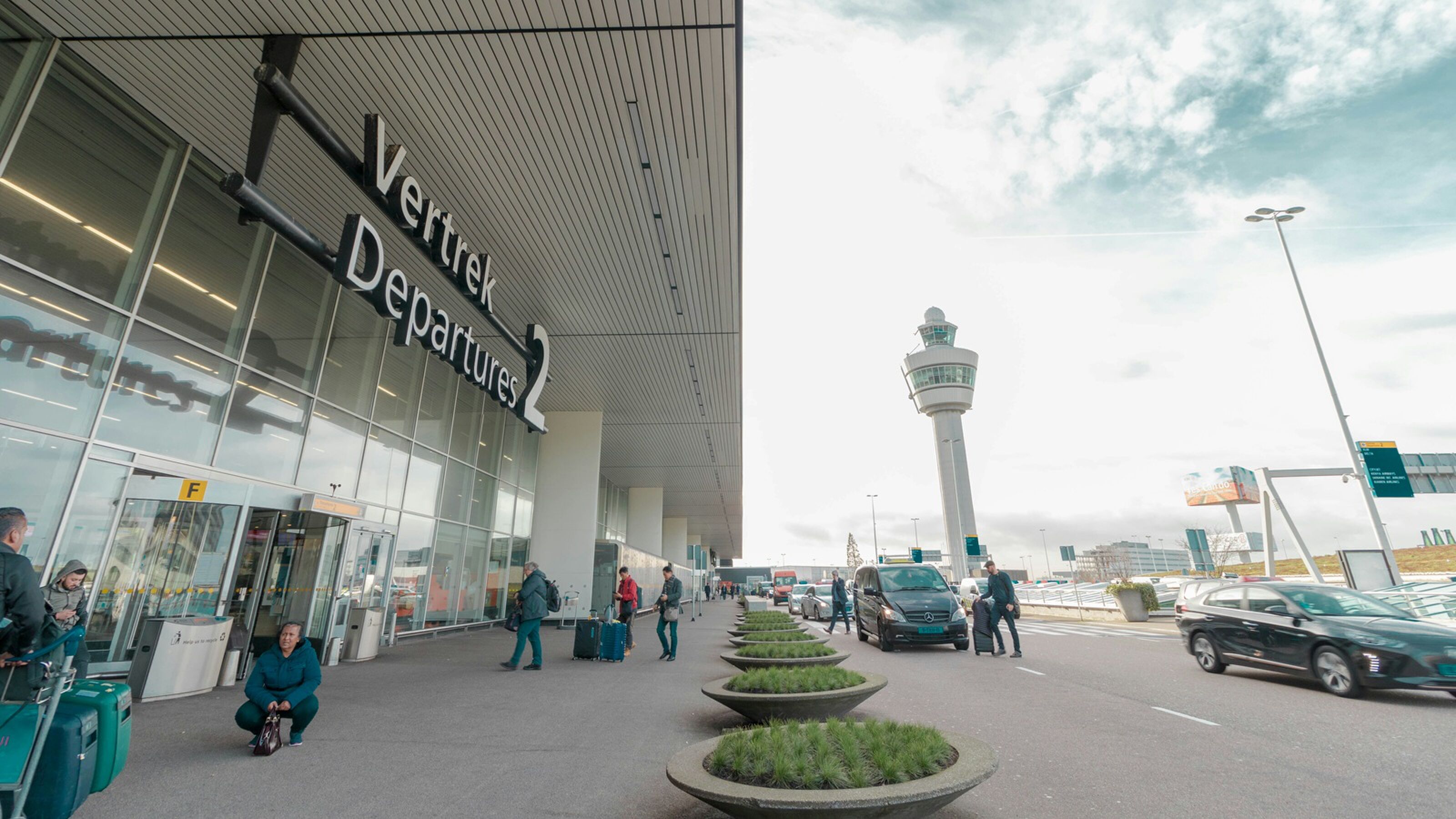 Belachelijke kosten voor een week parkeren: Schiphol tikt bizarre recordprijzen aan
