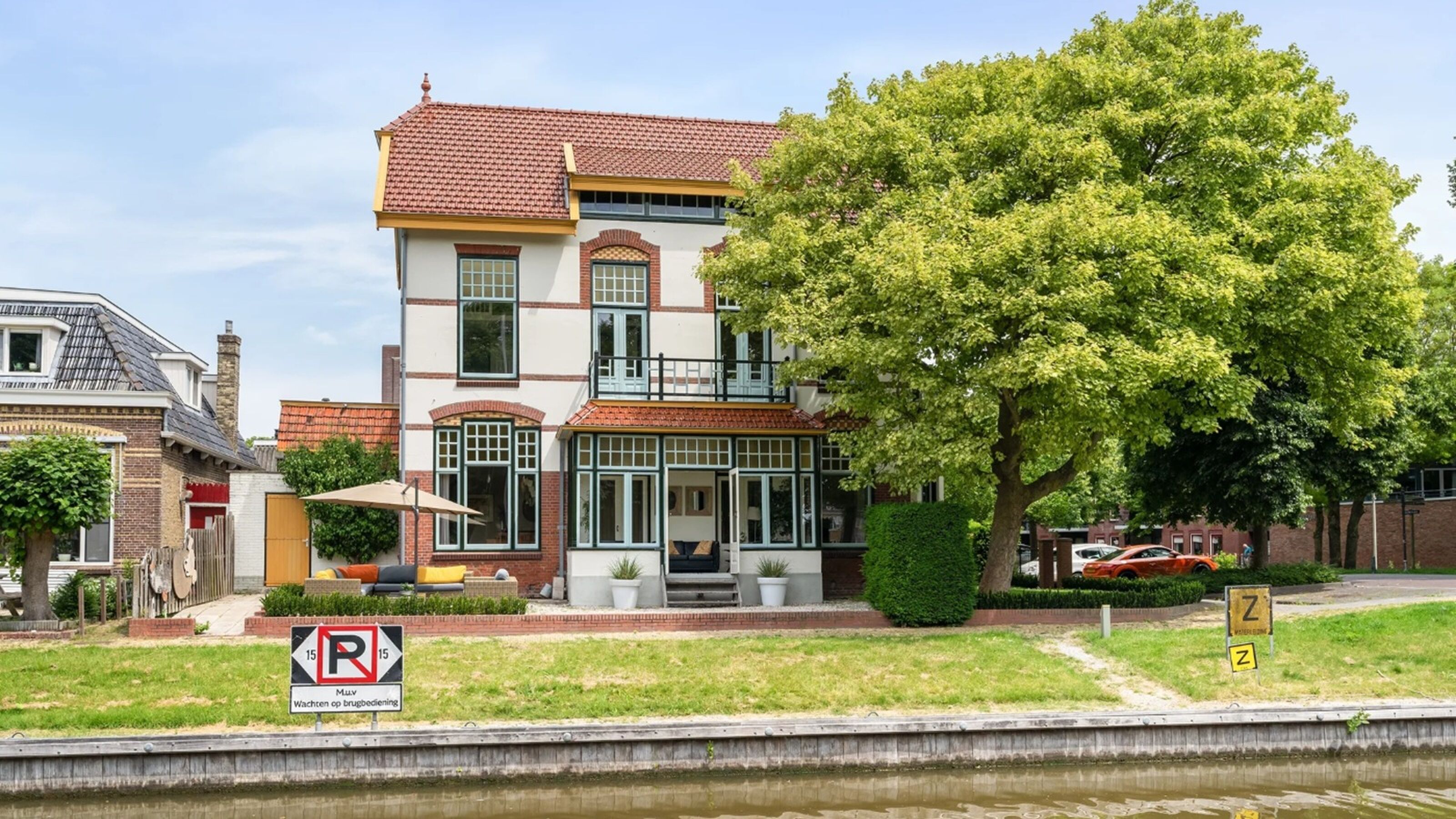 Ruime stadsvilla aan het water staat voor een schappelijke prijs op Funda (€ 850.000,-)