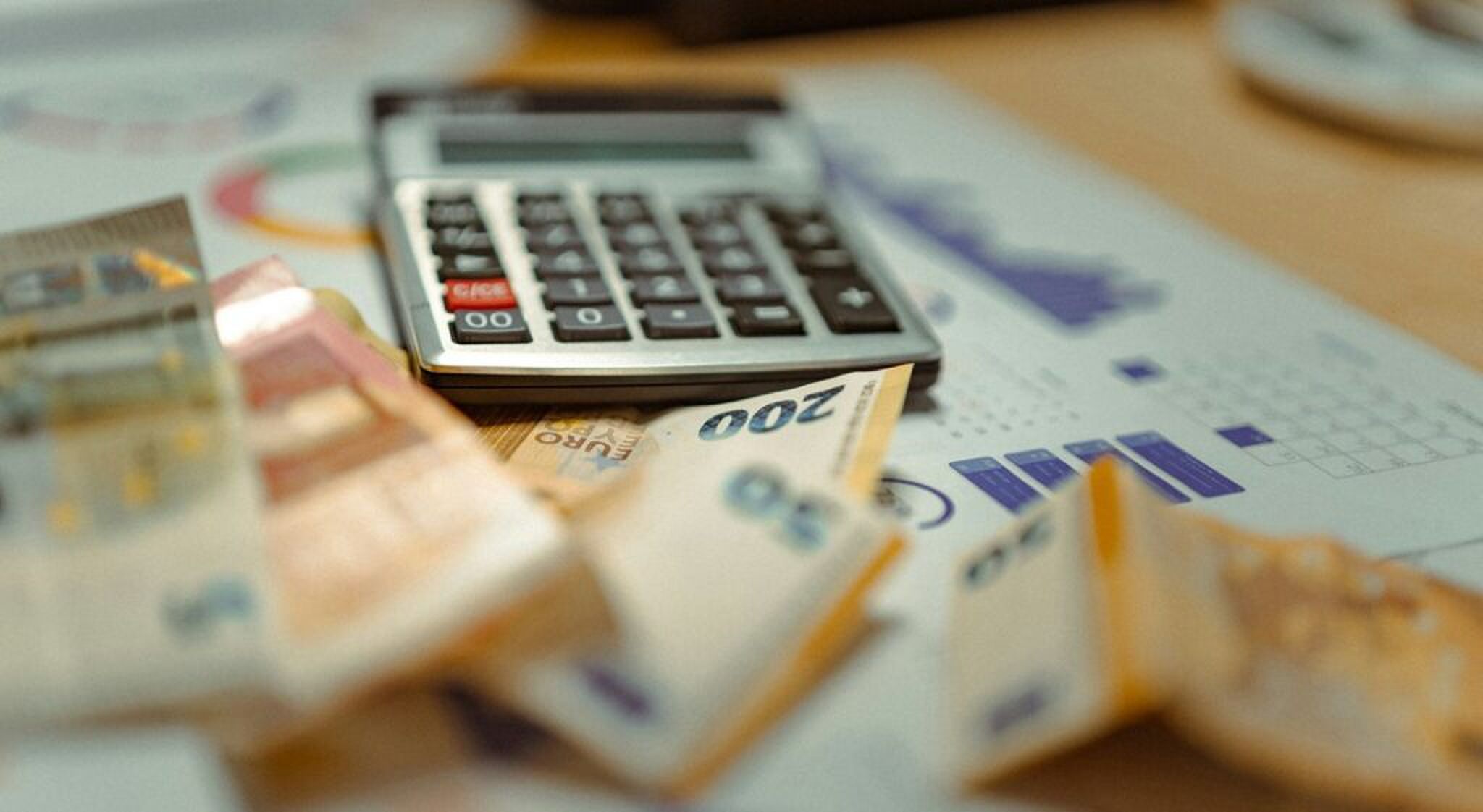 Cashgeld en een rekenmachine.